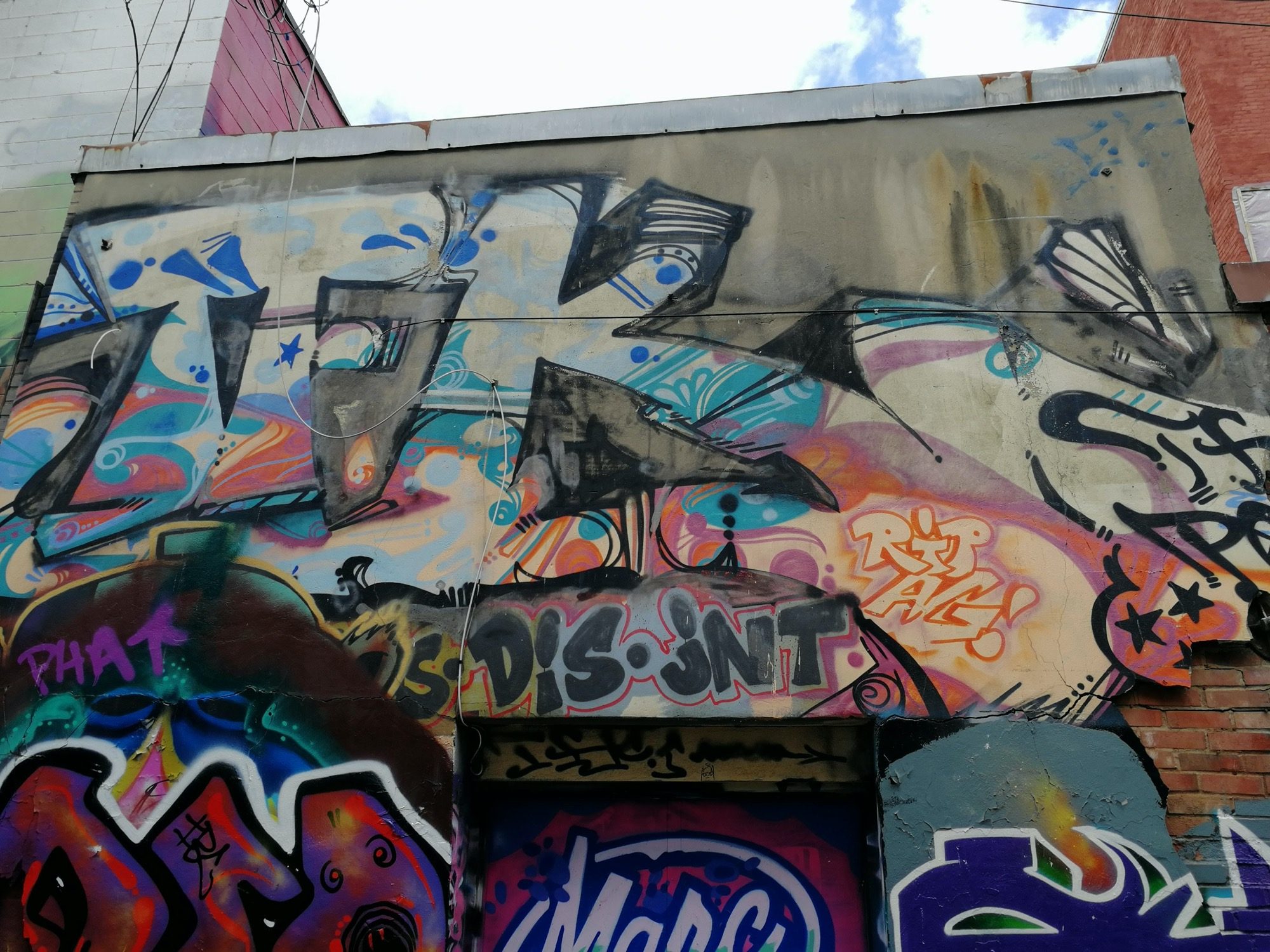 Accumulation graffiti multicouches DIS-JNT — Street art à Toronto
