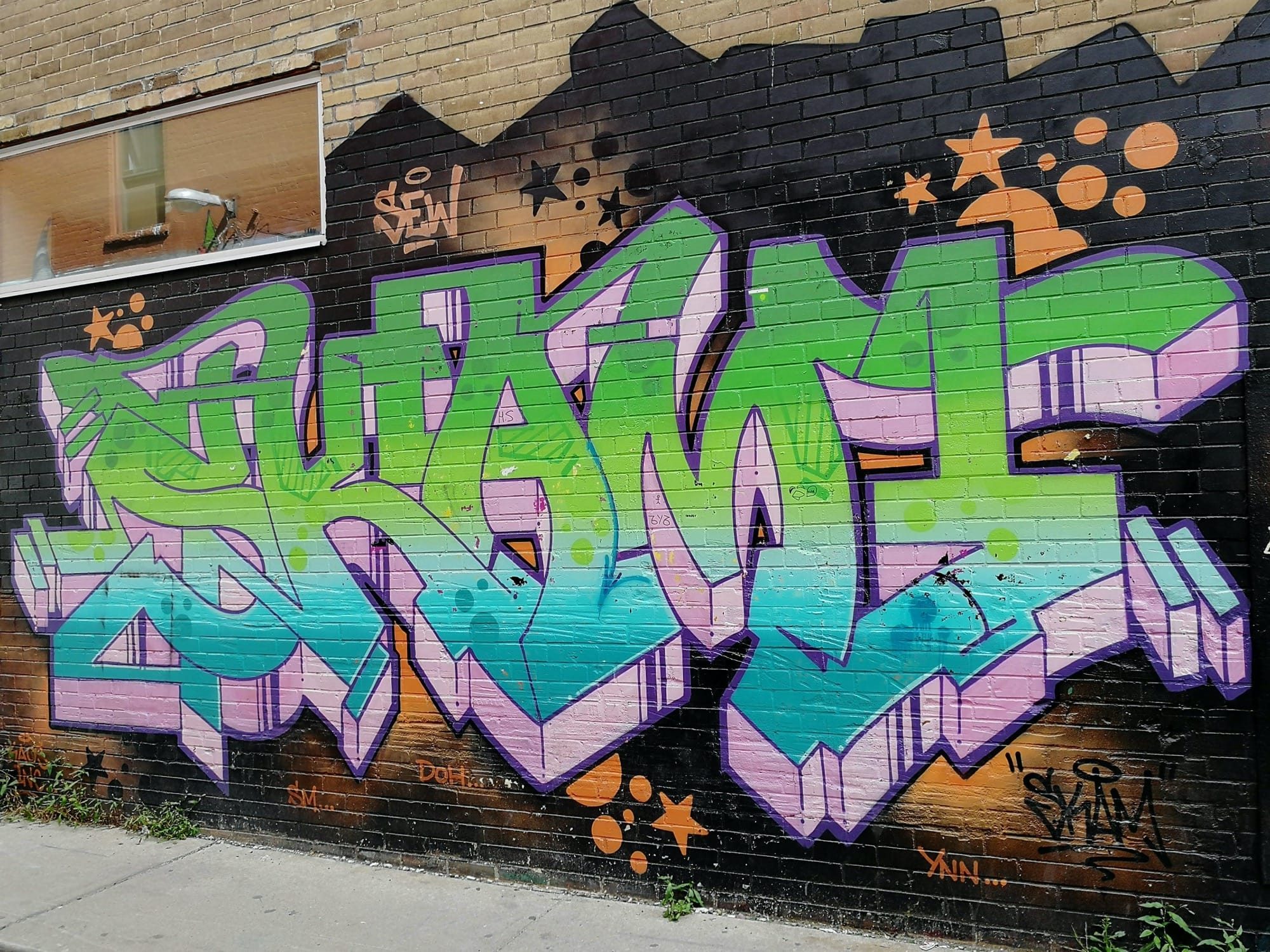 Wildstyle vert et violet aux étoiles orange — Street art à Toronto