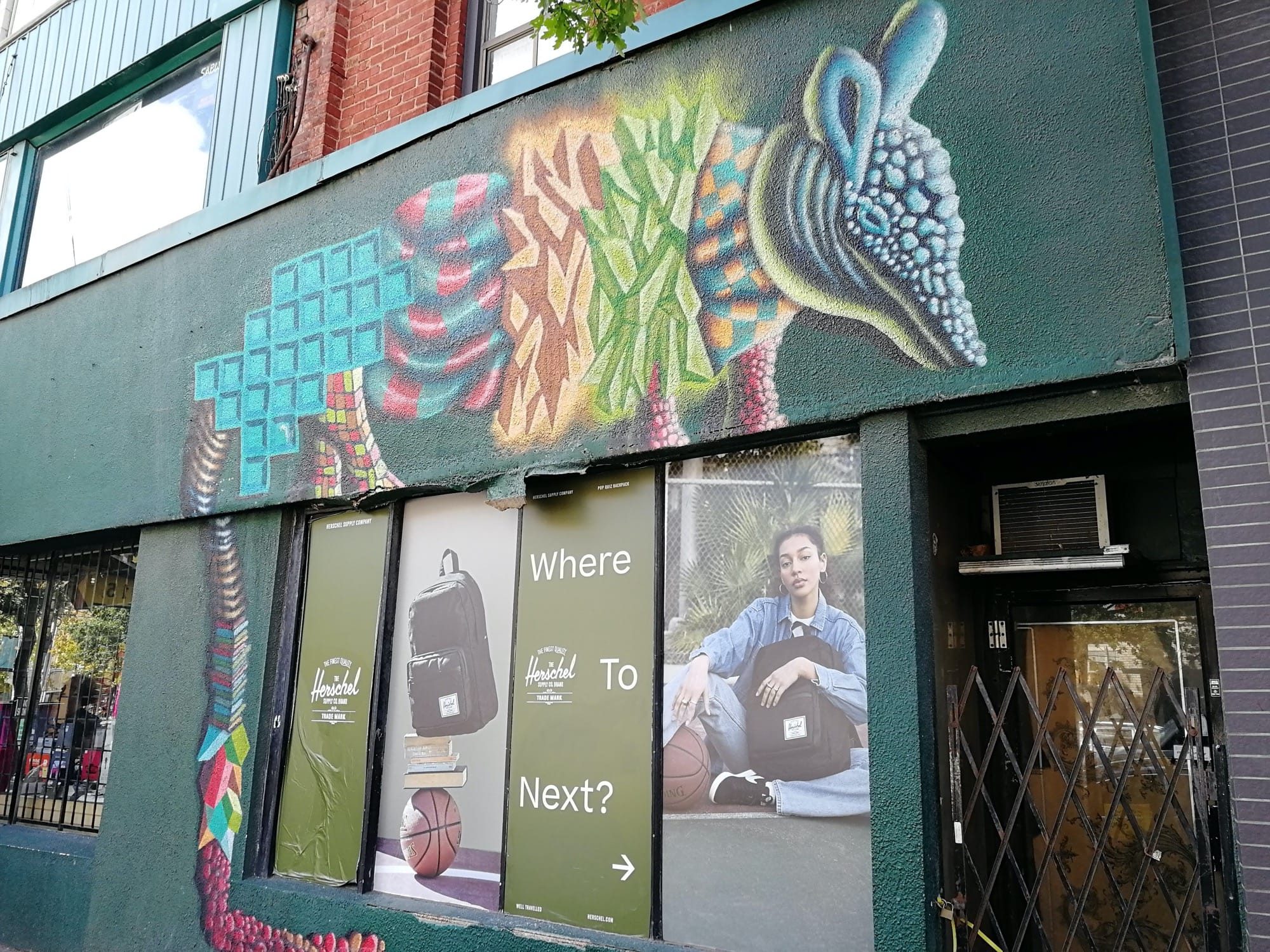 Mural motifs textiles colorés en façade — Street art à Toronto