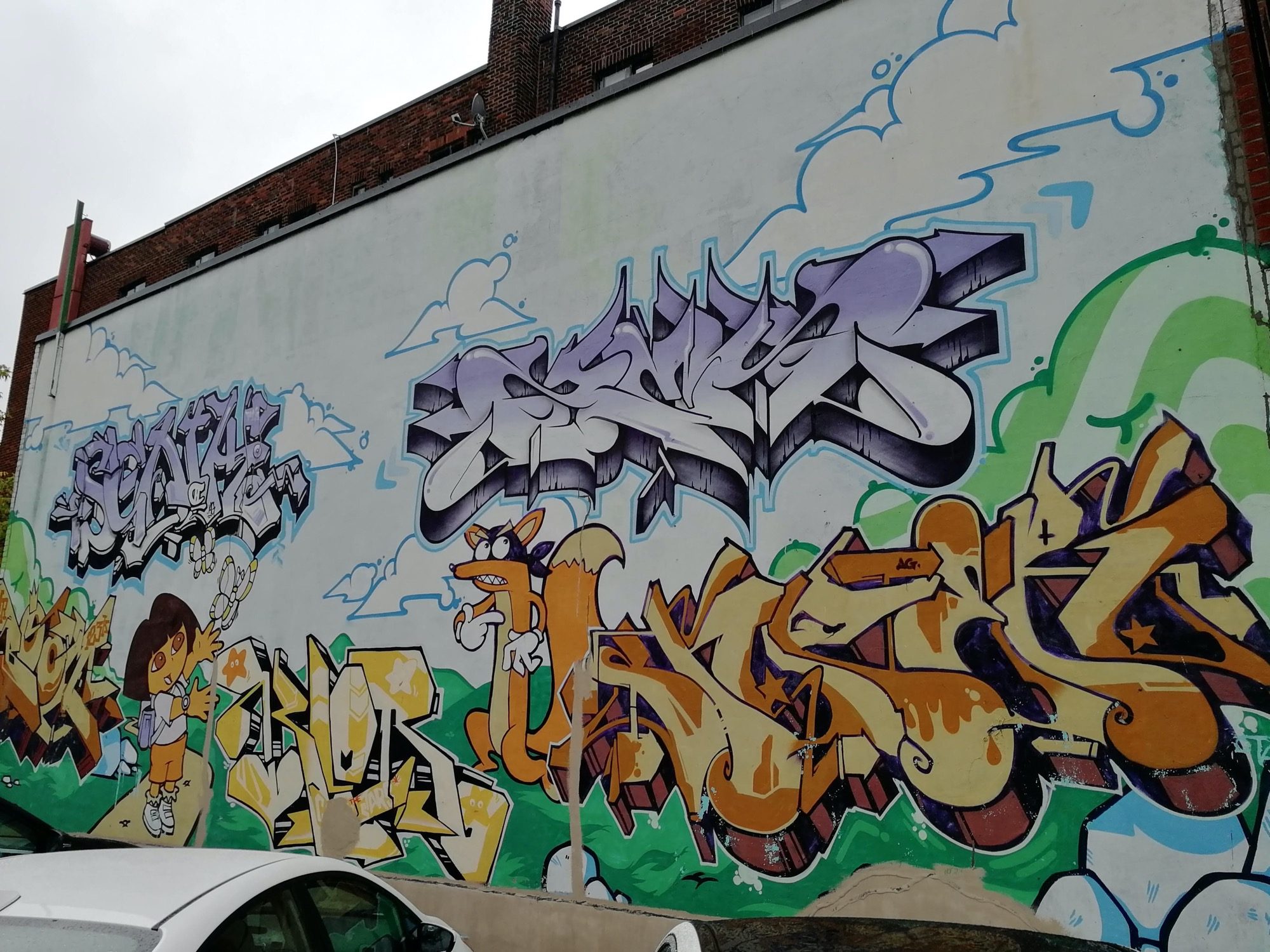 Mural montréalais personnages et lettrages — Street art à Montréal