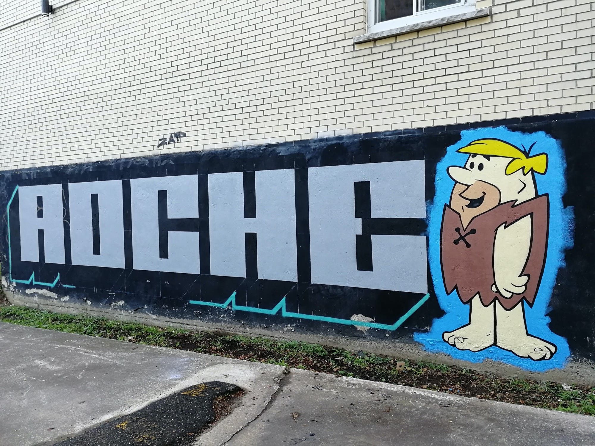 Lettrage ROCHE avec Barney Rubble Pierrafeu — Street art à Montréal