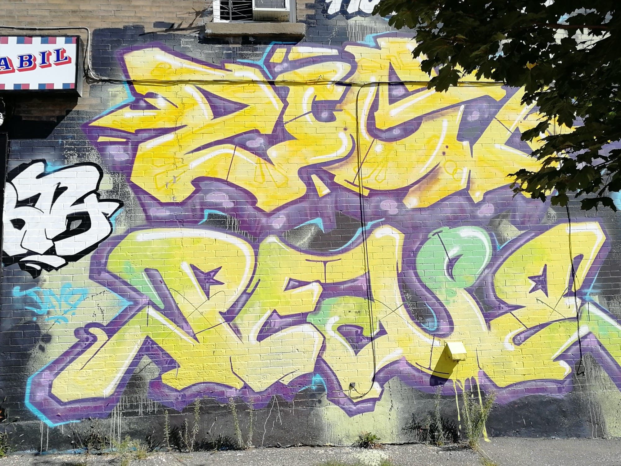 Wildstyle jaune et or sur fond violet — Street art à Montréal