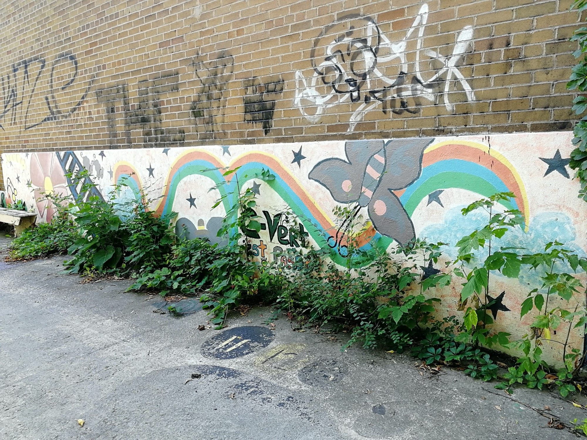 Arc-en-ciel et papillon de C-Vert — Street art à Montréal