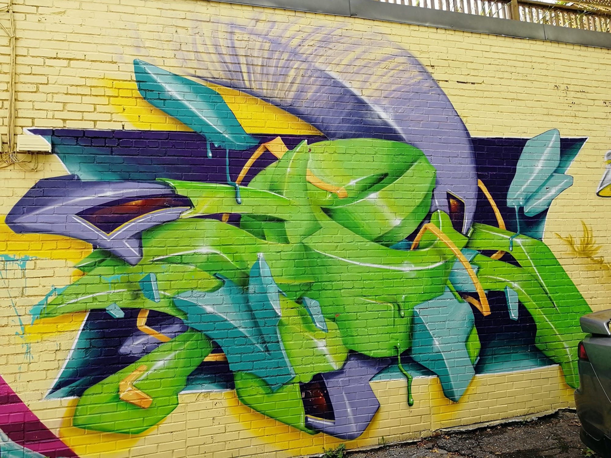 Green Lettering in Glossy Blades — Street art in Montréal