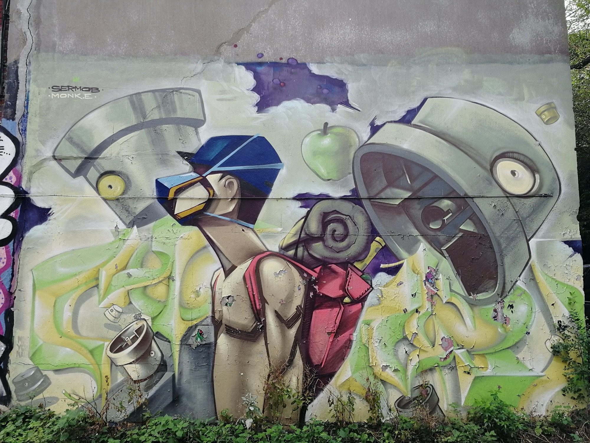 Le marcheur au sac rouge, Sermob et Monk.e — Street art à Montréal