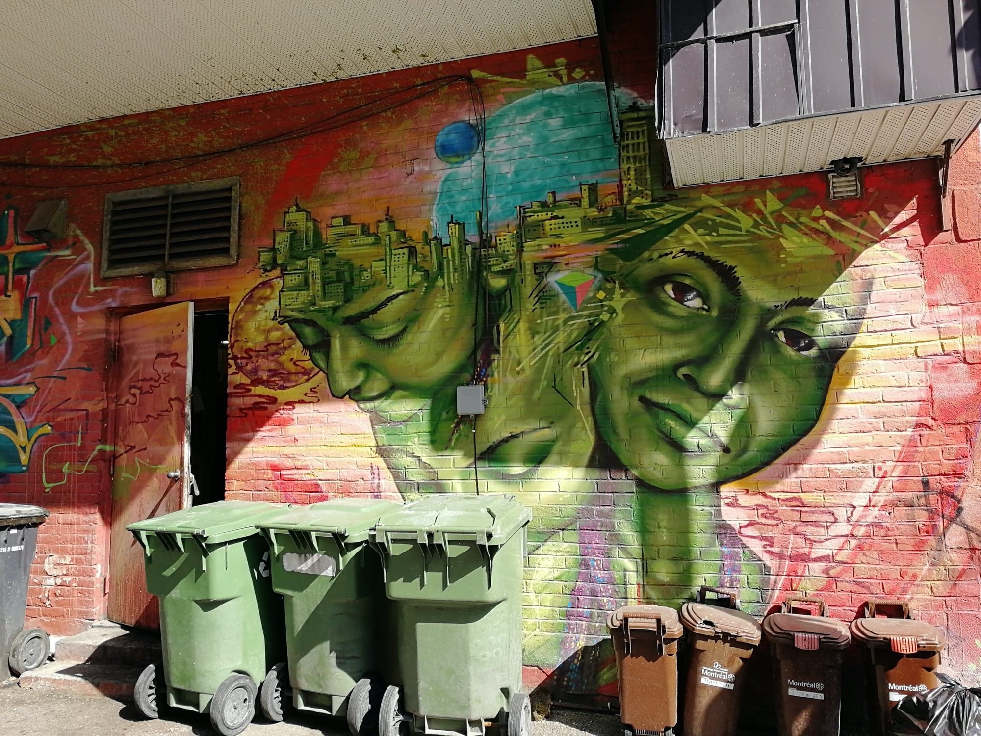 Les deux visages verts à la ville en tête — Street art à Montréal