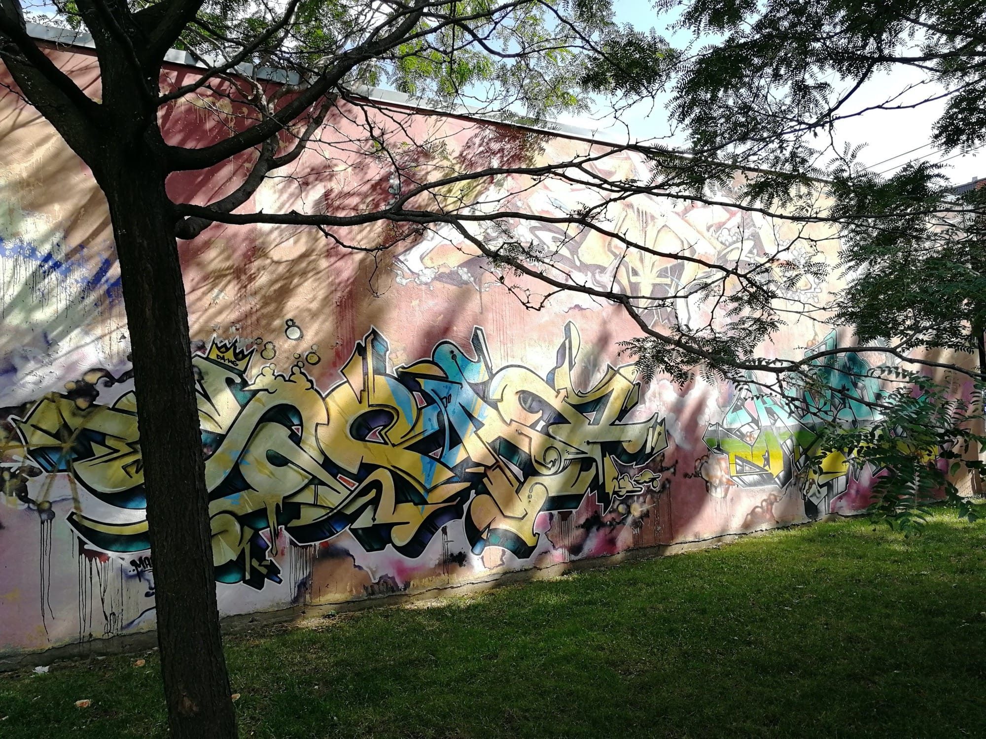 Colorful Abstract Form — Street art à Montréal
