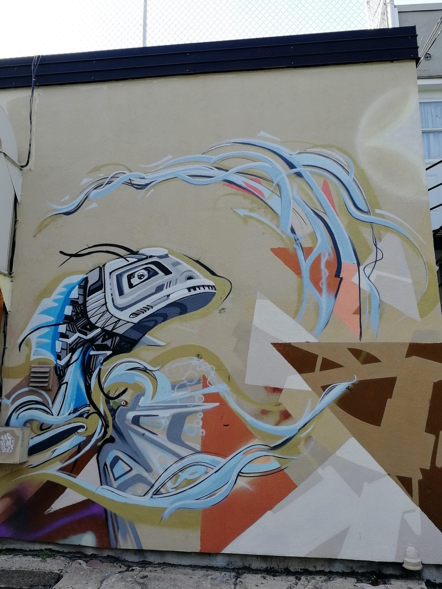 La créature mécanique aux rubans bleus — Street art à Montréal