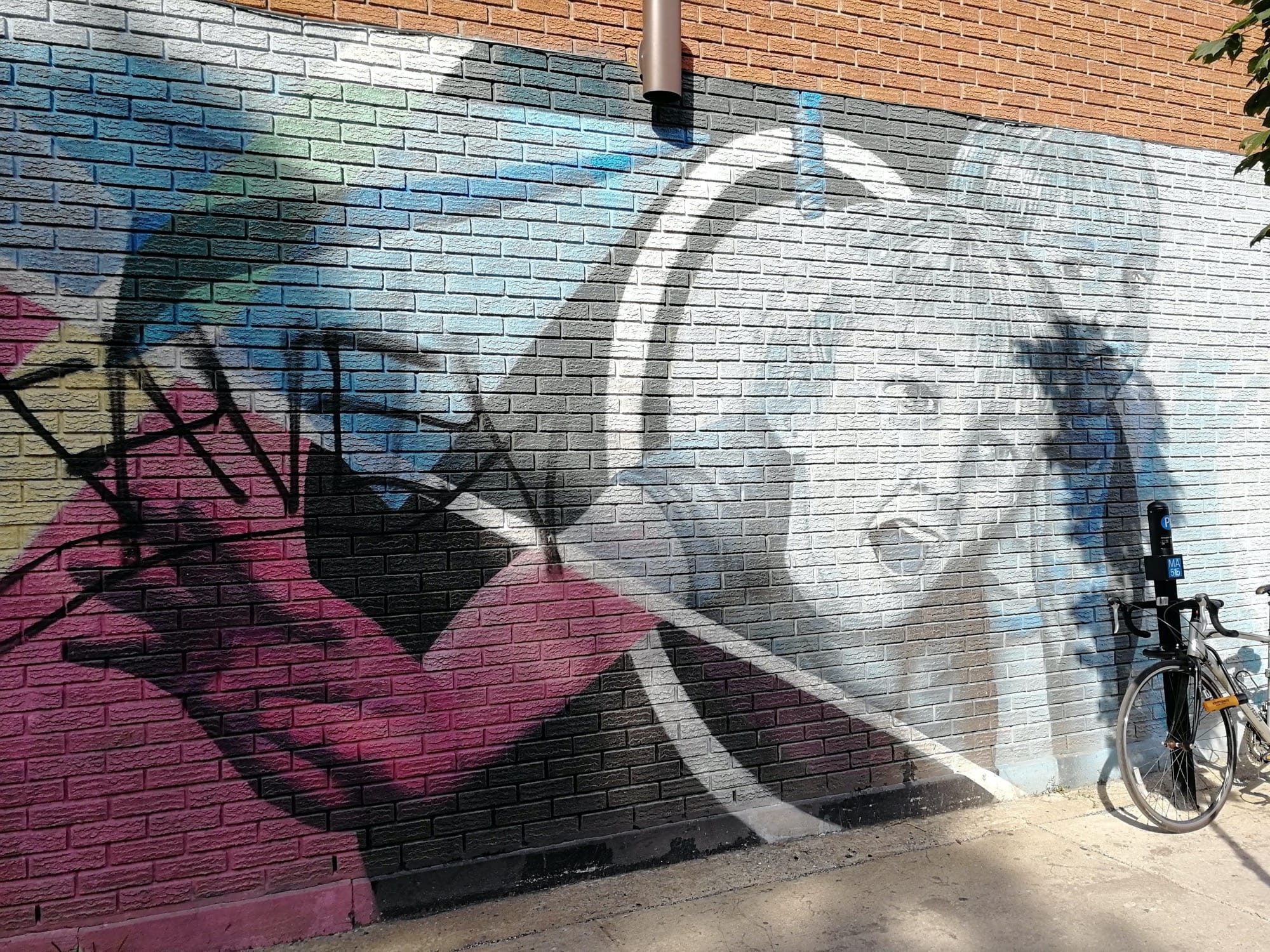 The Face in the White Circle — Street art in Montréal