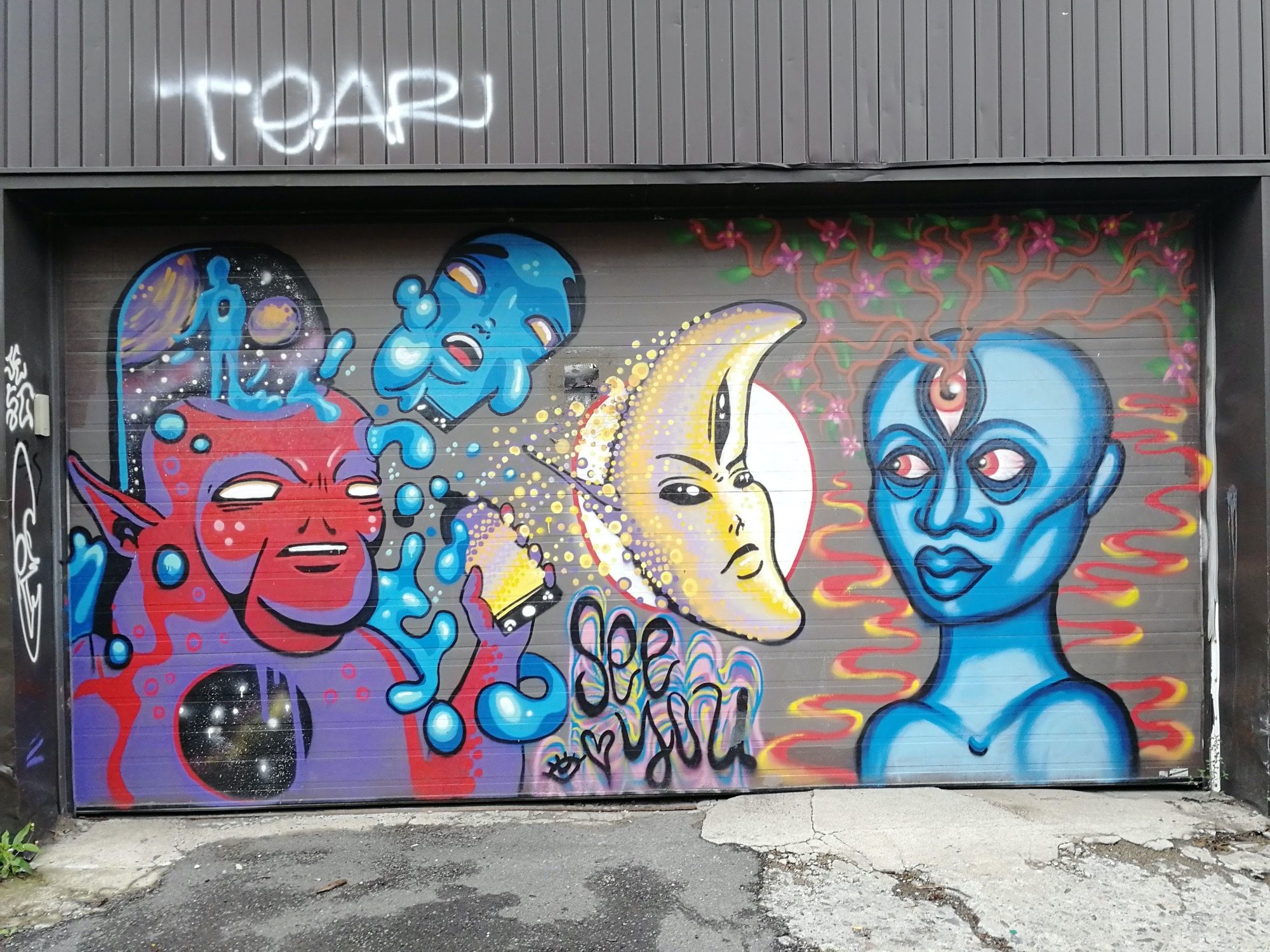 Surreal Colored Heads Garage — Street art in Montréal