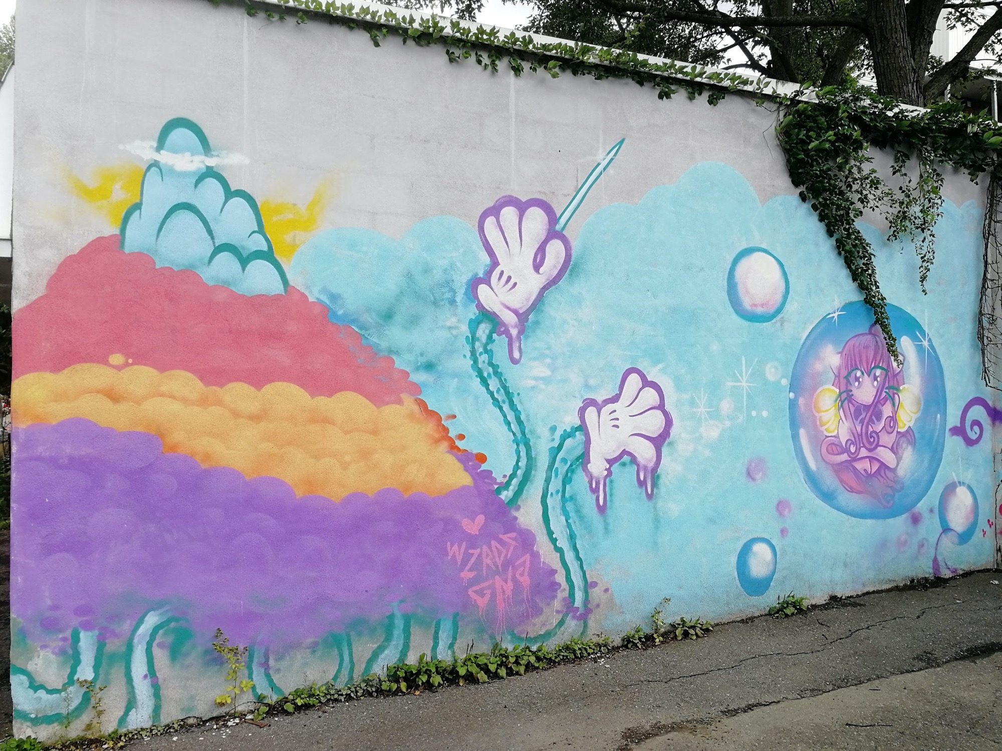 La fée dans sa bulle et les mains gantées — Street art à Montréal