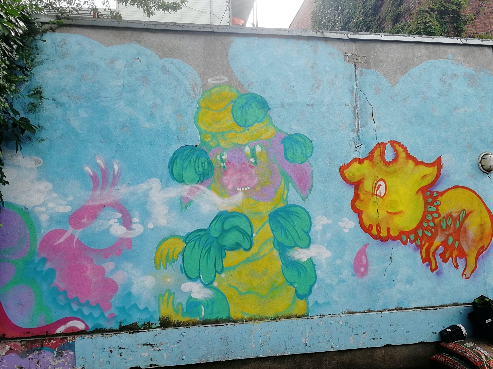Les créatures pastel du mur bleu — Street art à Montréal