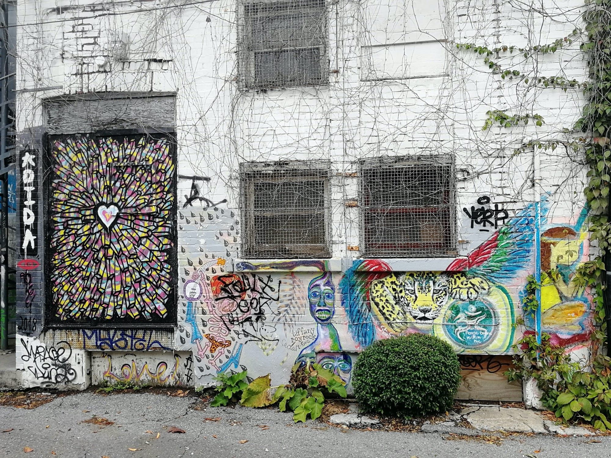 Le coeur au centre de l'éclat — Street art à Montréal