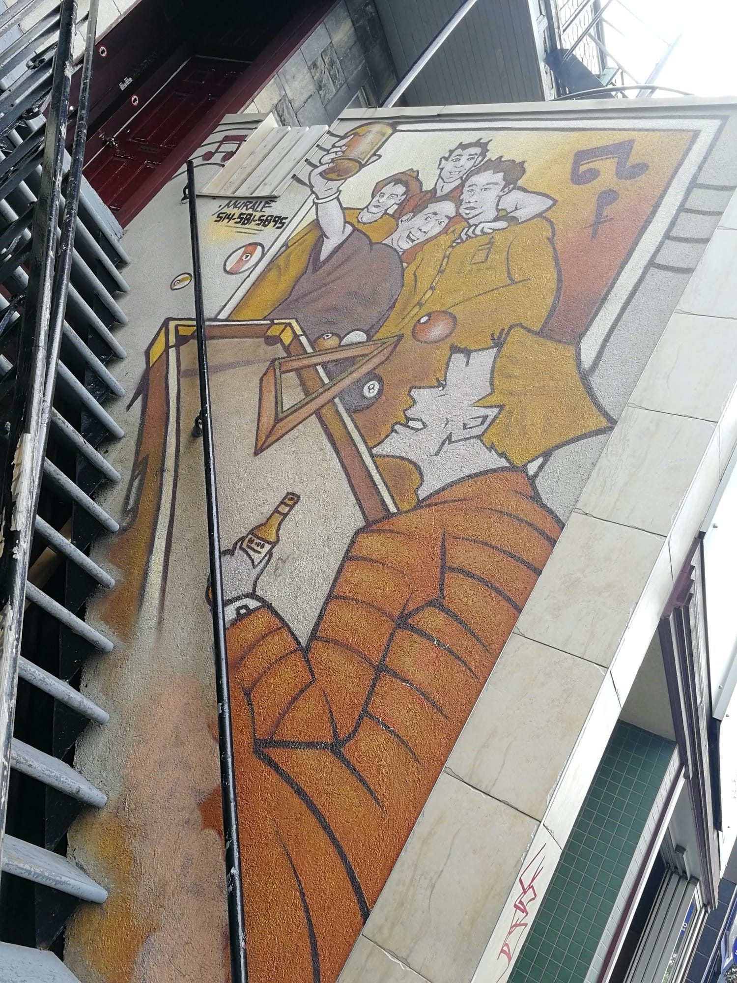 Le buveur au billard, fresque en ocre — Street art à Montréal