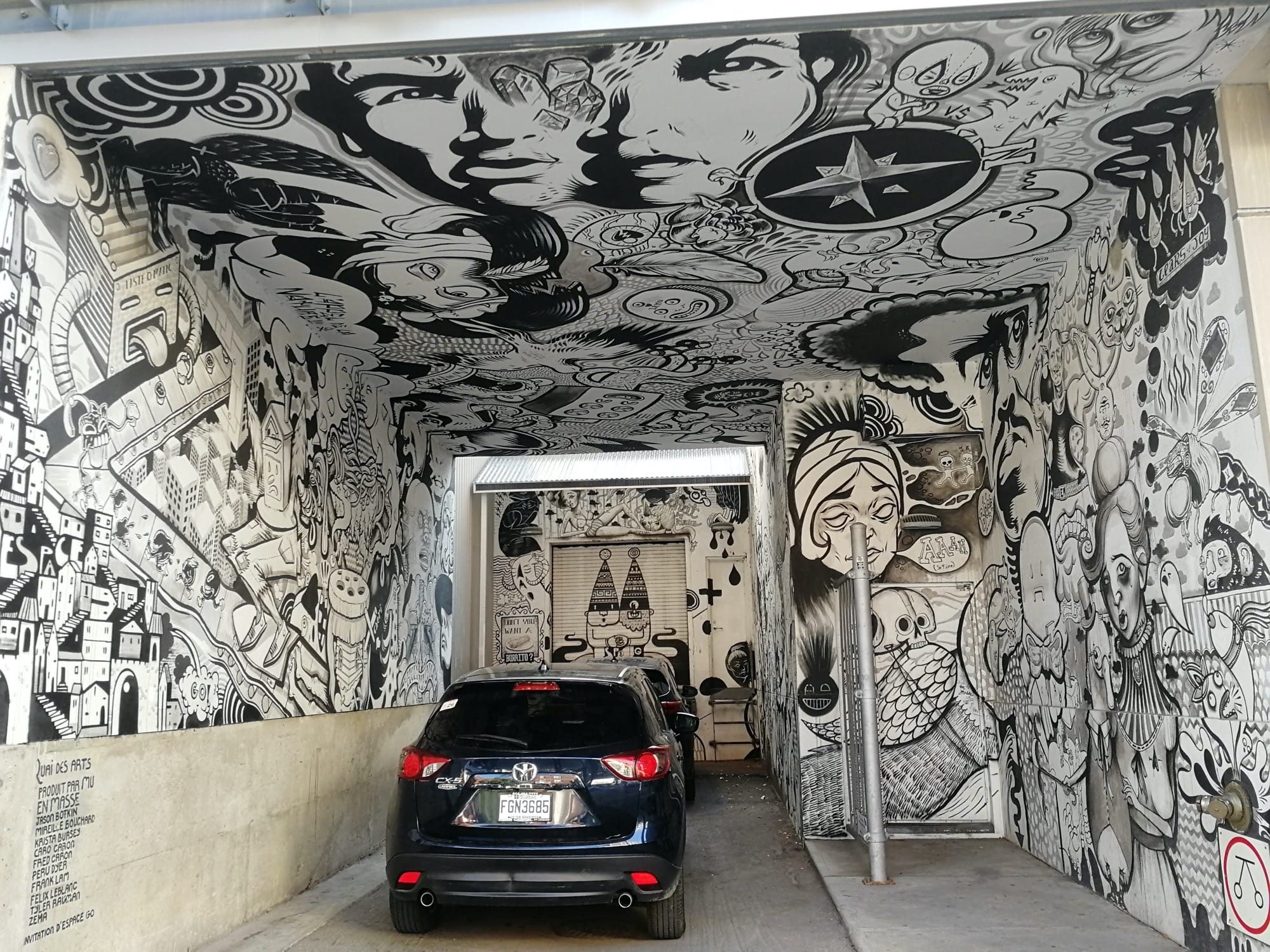 Quai des Arts, le passage en noir et blanc — Street art à Montréal