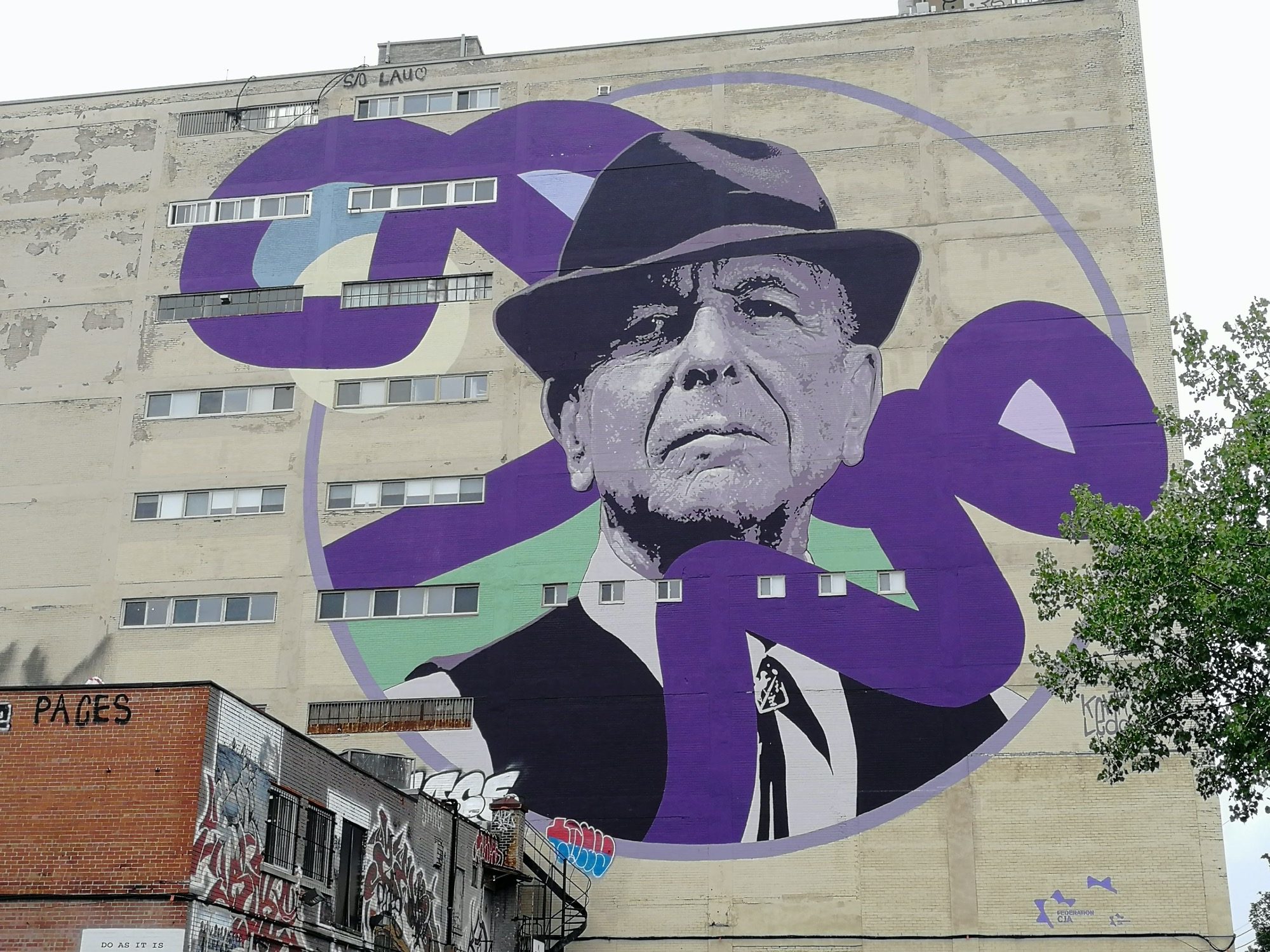 Leonard Cohen au feutre, sur fond violet — Street art de Kevin Ledo à Montréal