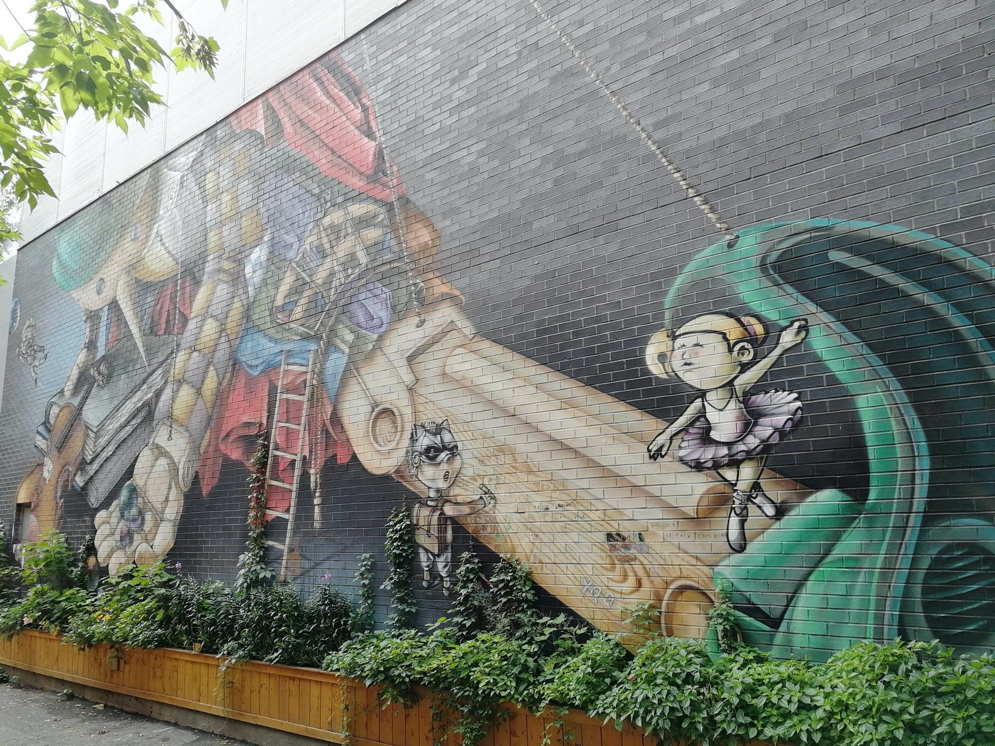 La ballerine et le raton laveur — Street art à Montréal