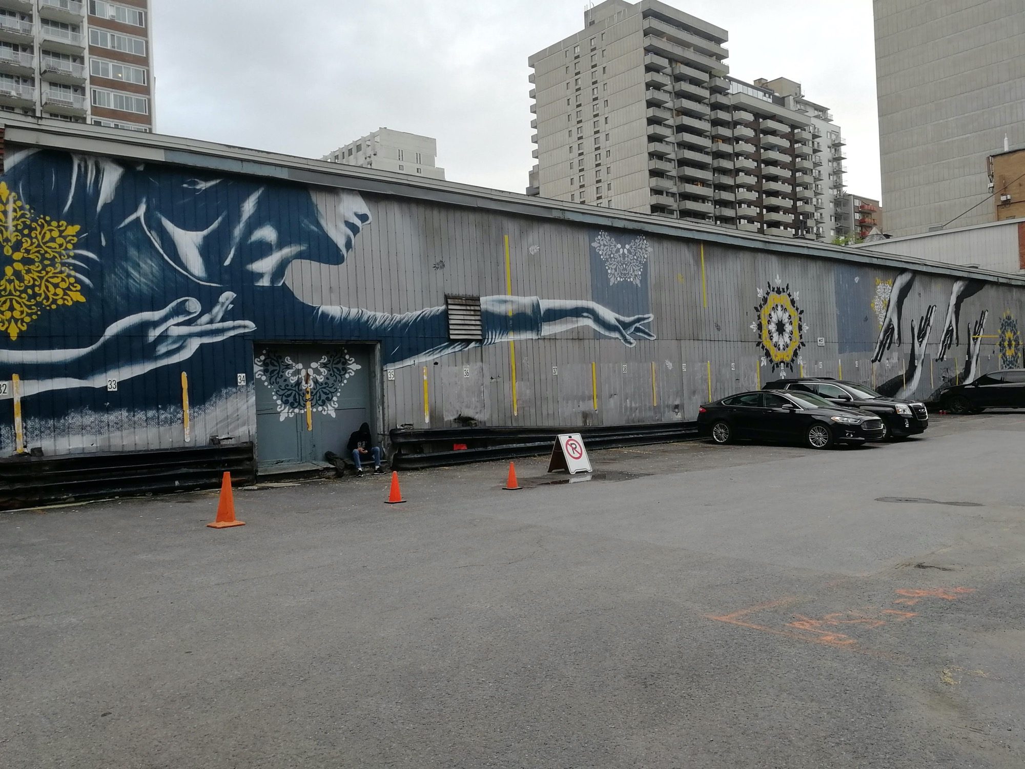 Les mains tendues et les rosaces bleues — Street art de Mathieu Bories à Montréal
