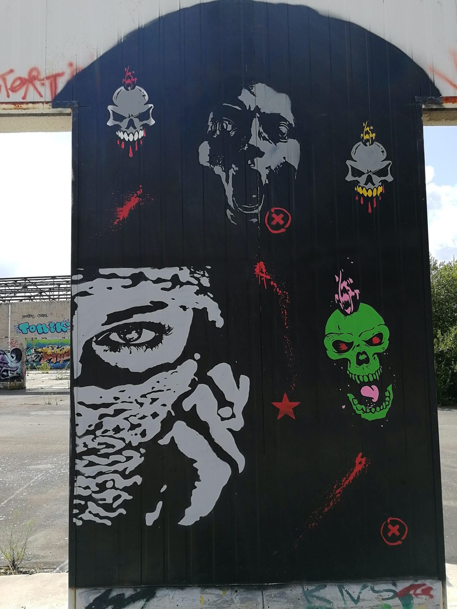 Macabre Skull Composition — Street art in Chantepie