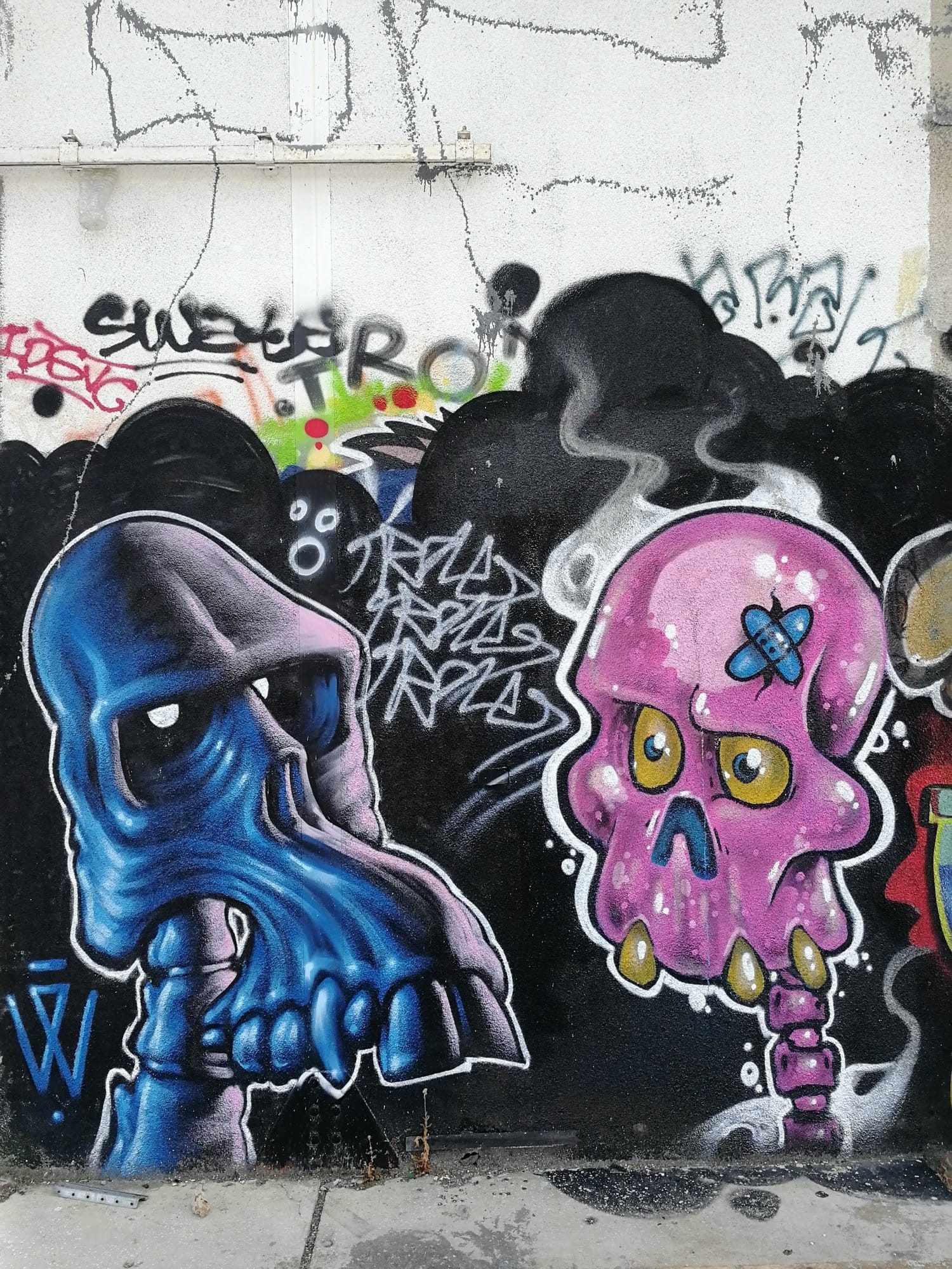 Cartoon Creature Duo — Street art in Chantepie