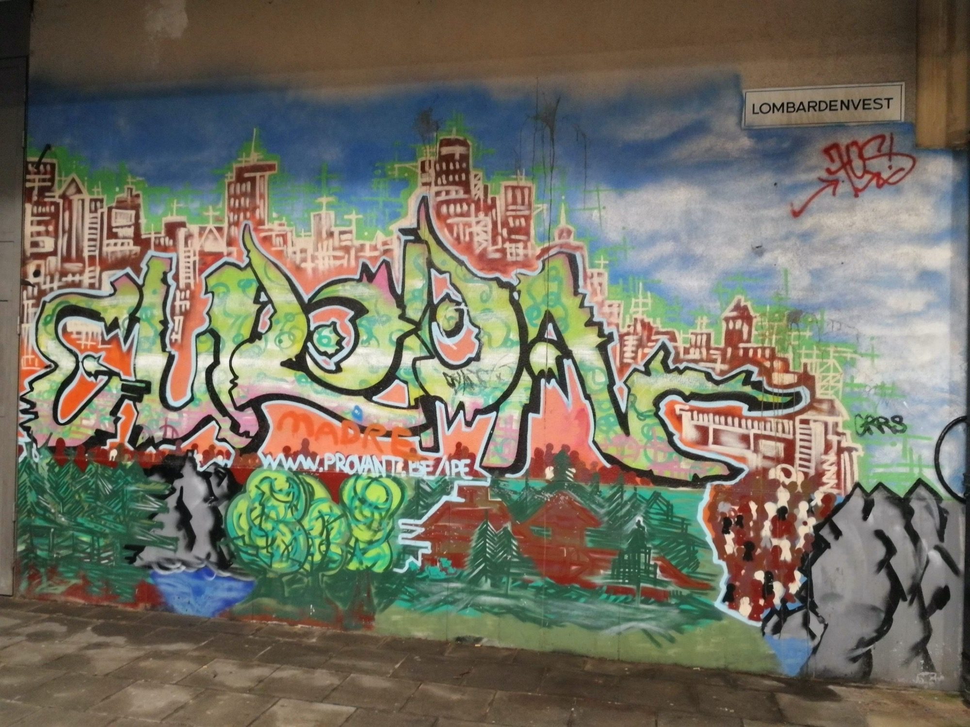 Green Lettering on a Red Skyline — Street art in Antwerpen