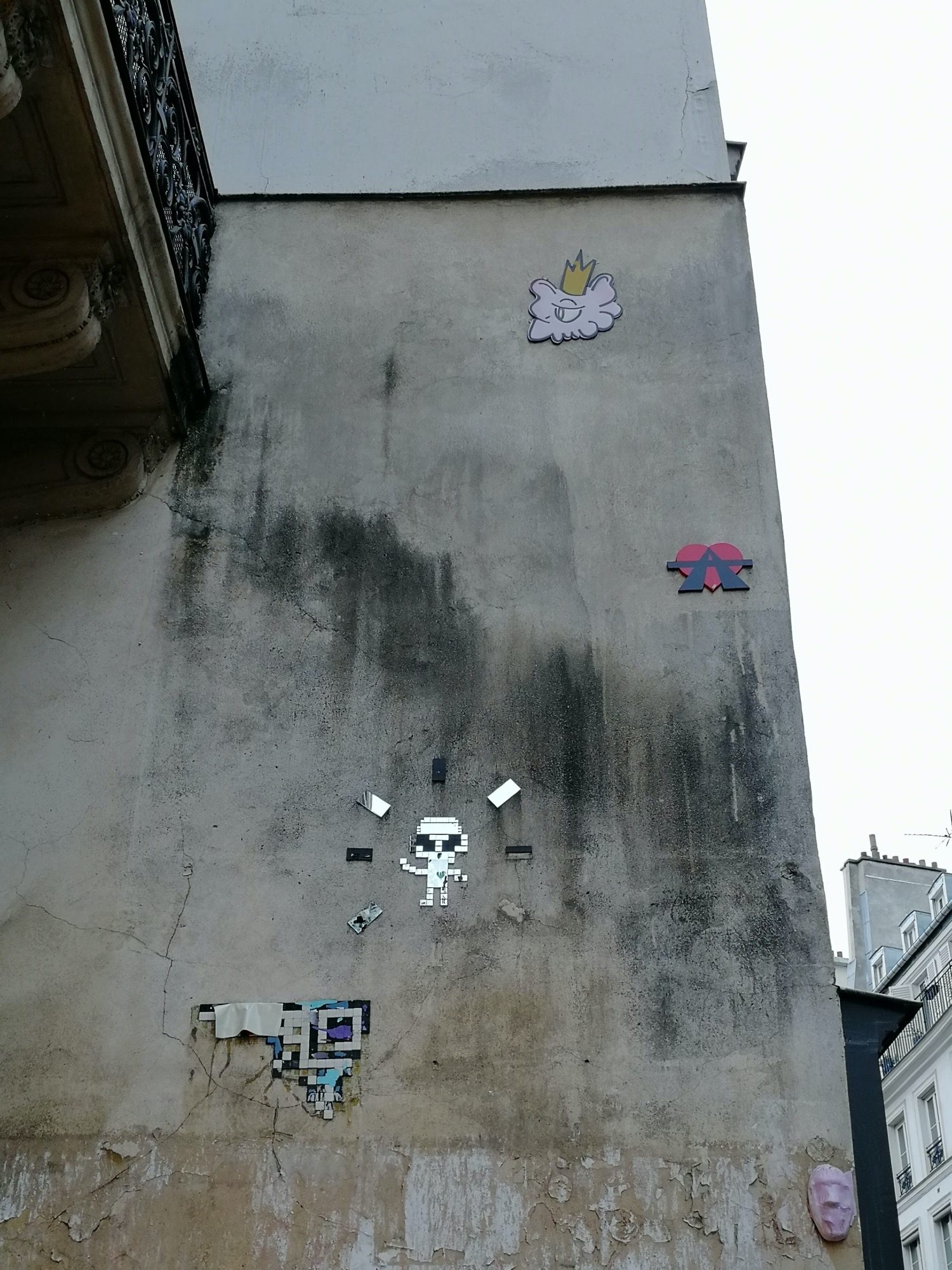 Space Invader and Crowned Creature — Street art by A2, Gzup in Paris