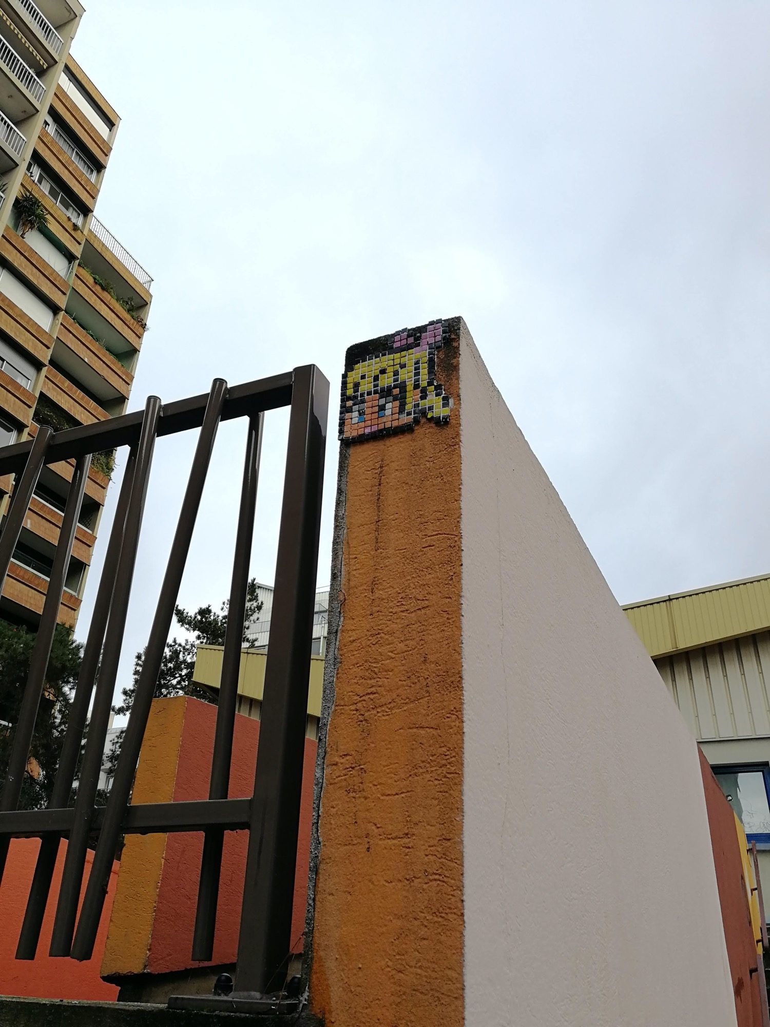 Mosaïque Invader sur Pilier Coloré — Street art à Paris