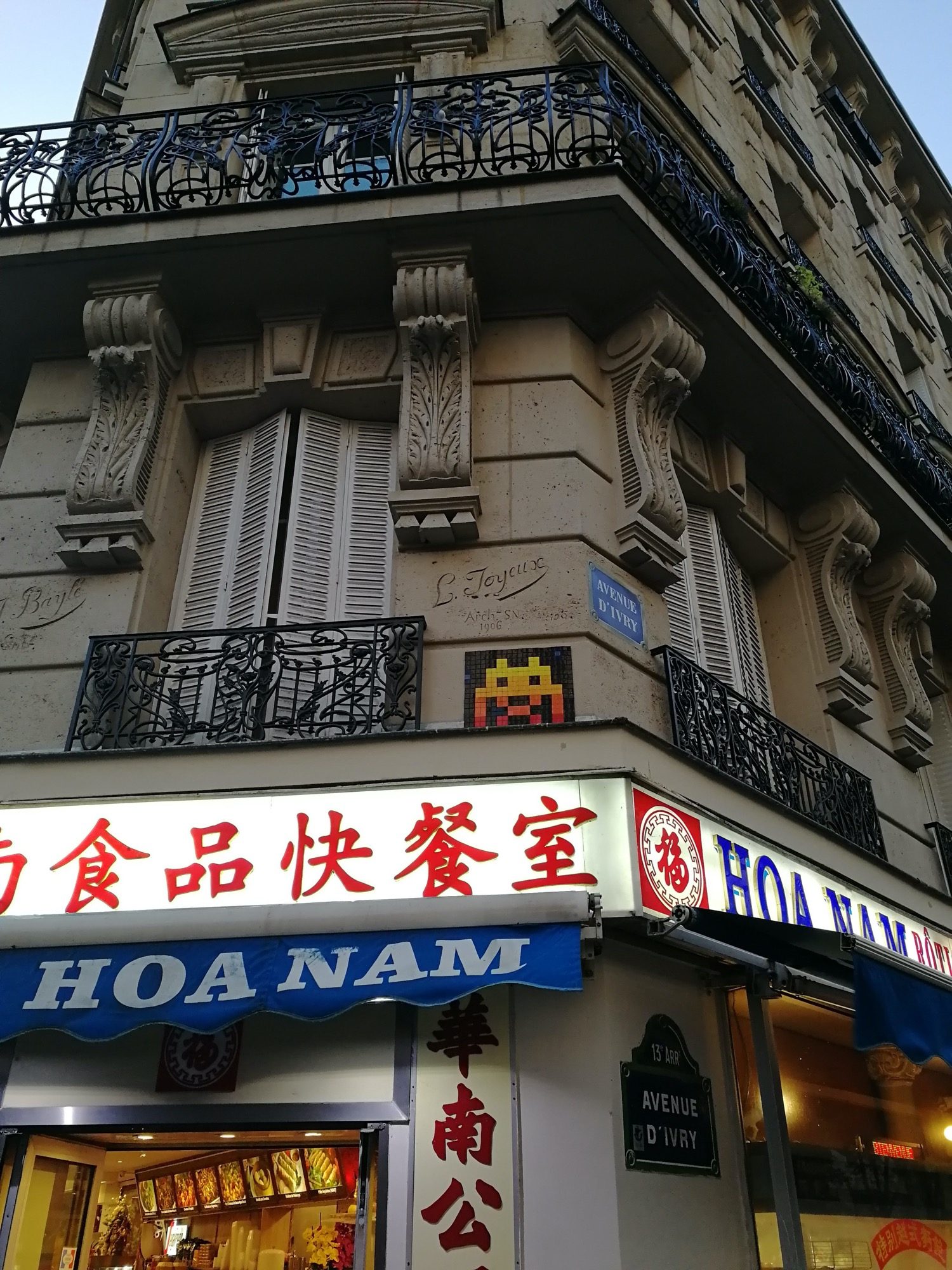 PA_1109, Yellow Space Invader on Avenue d'Ivry — Street art by Invader in Paris