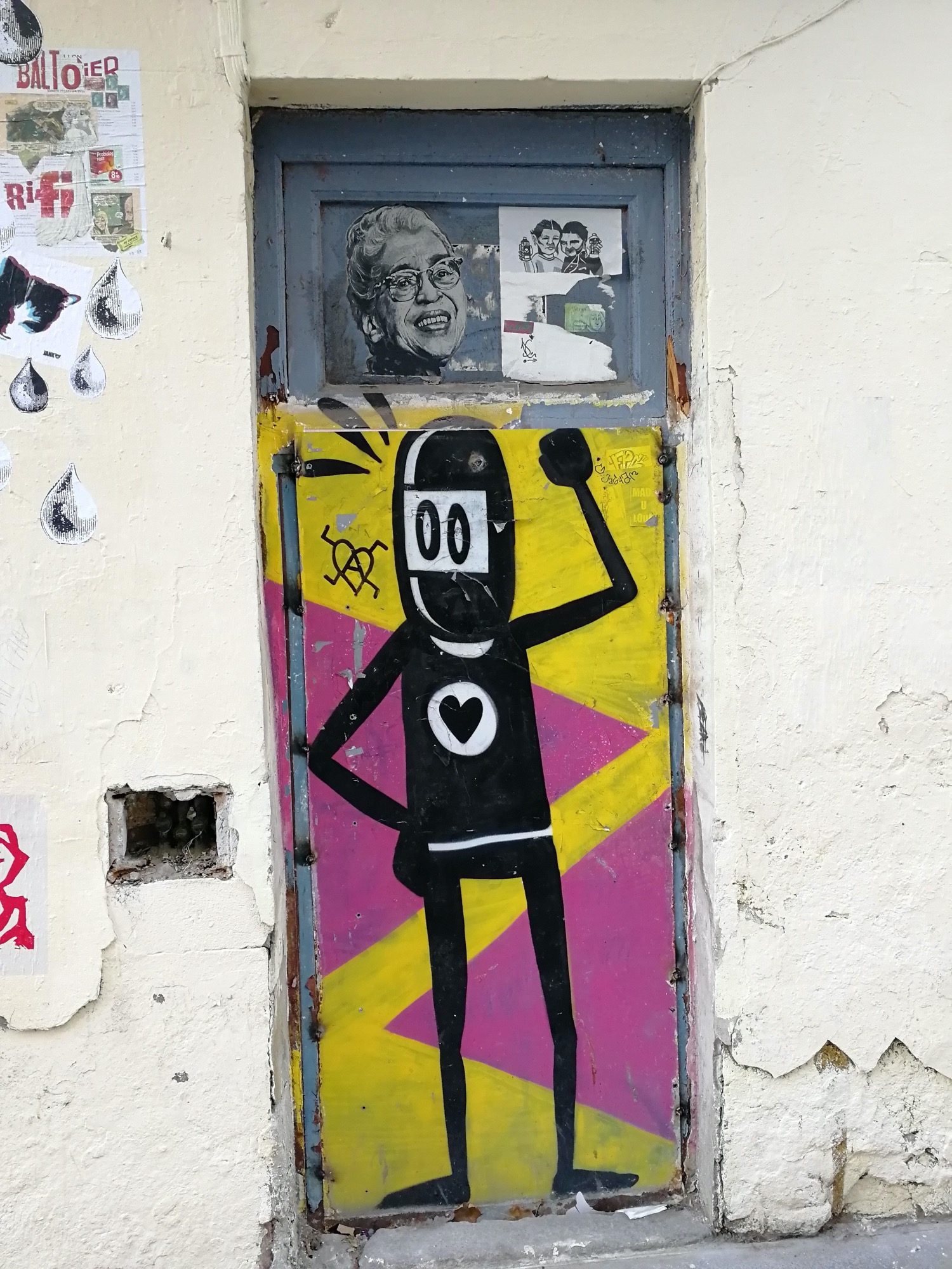 David de Limon Triumphant on Yellow Door — Street art by David de Limon in València