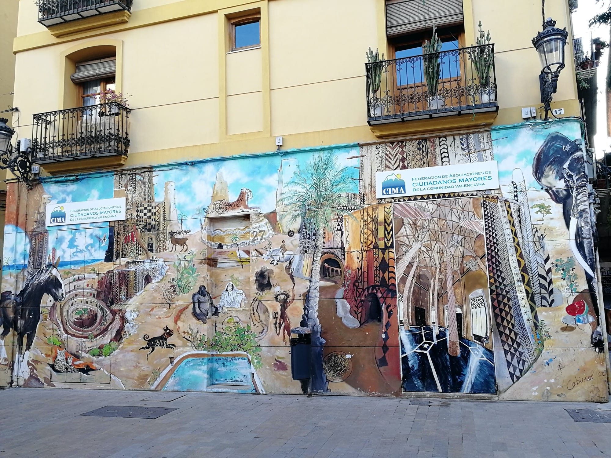 Fresque CIMA à la façade jaune — Street art à València