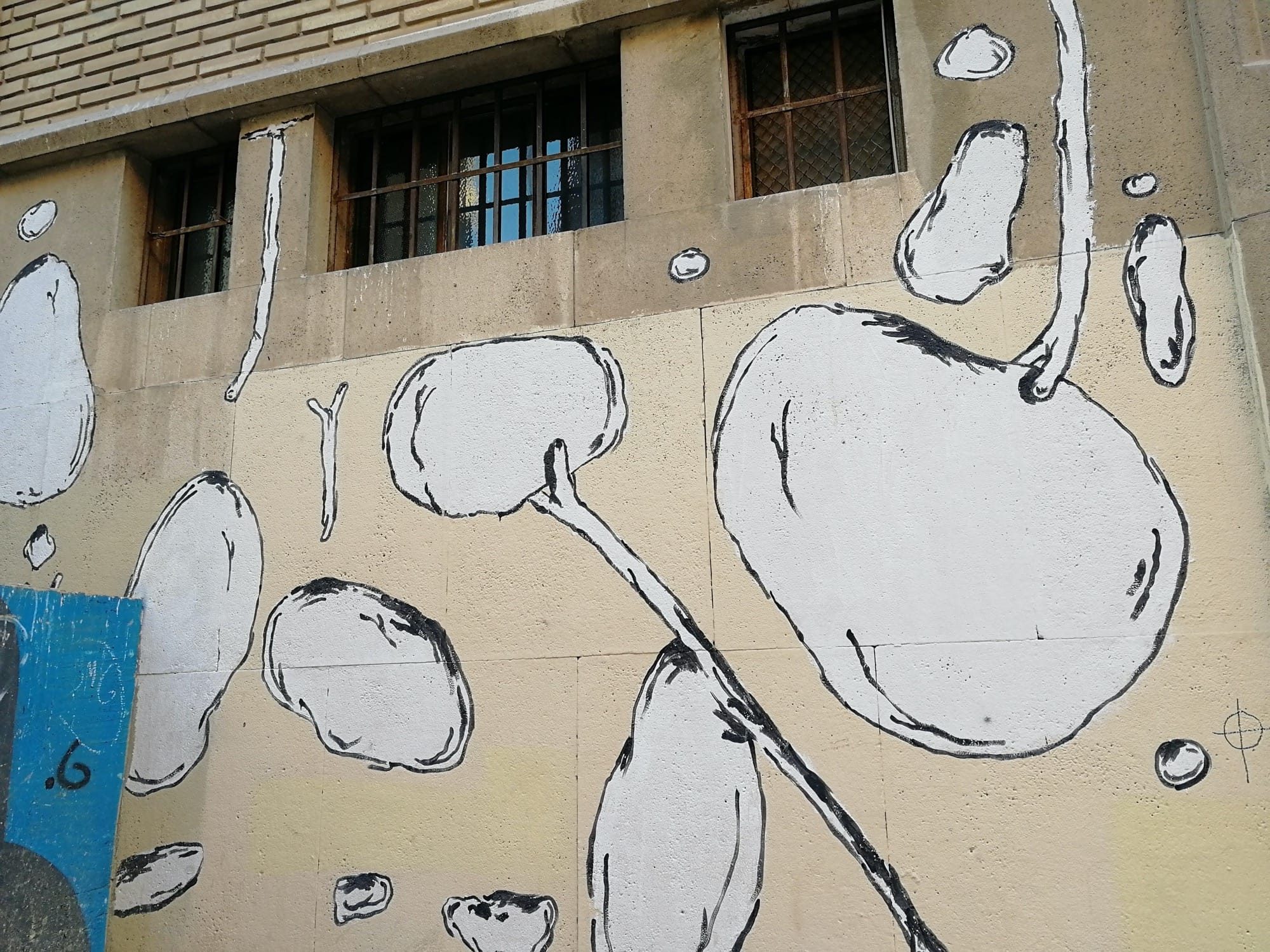 Grandes formes blanches à la tige — Street art à València