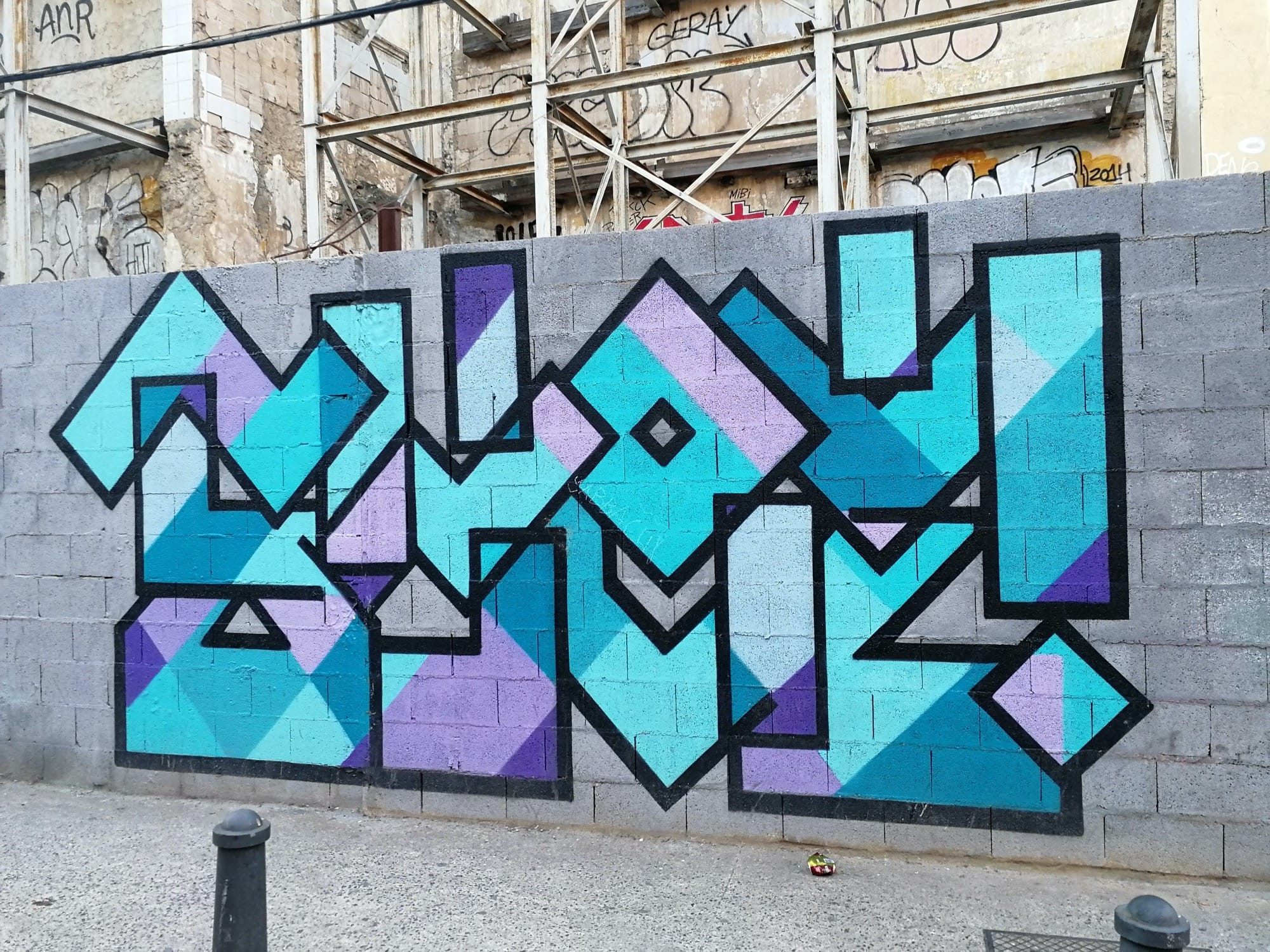 Lettrage géométrique turquoise et mauve — Street art à València