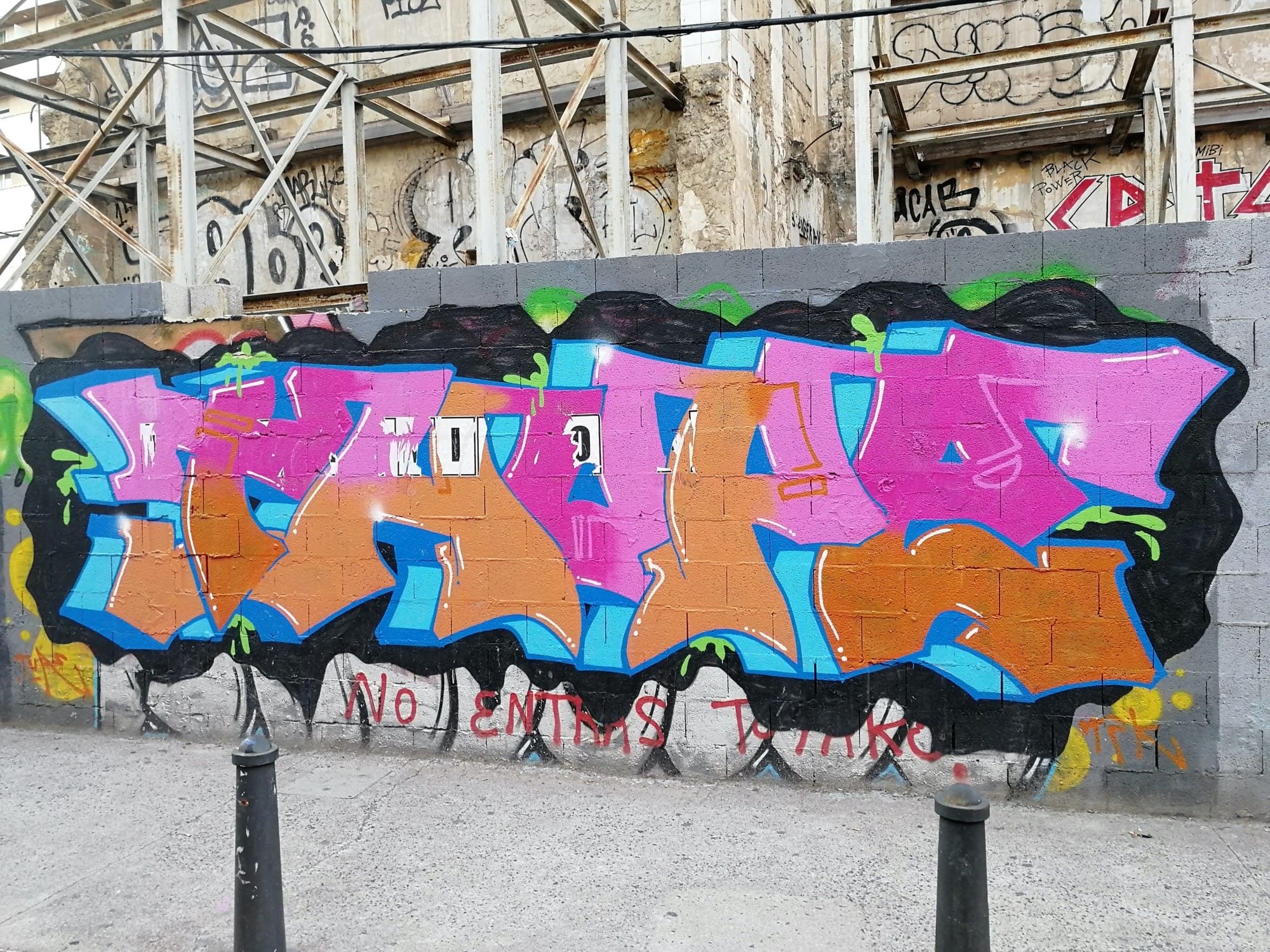 Pièce rose et orange sur nuage noir — Street art à València