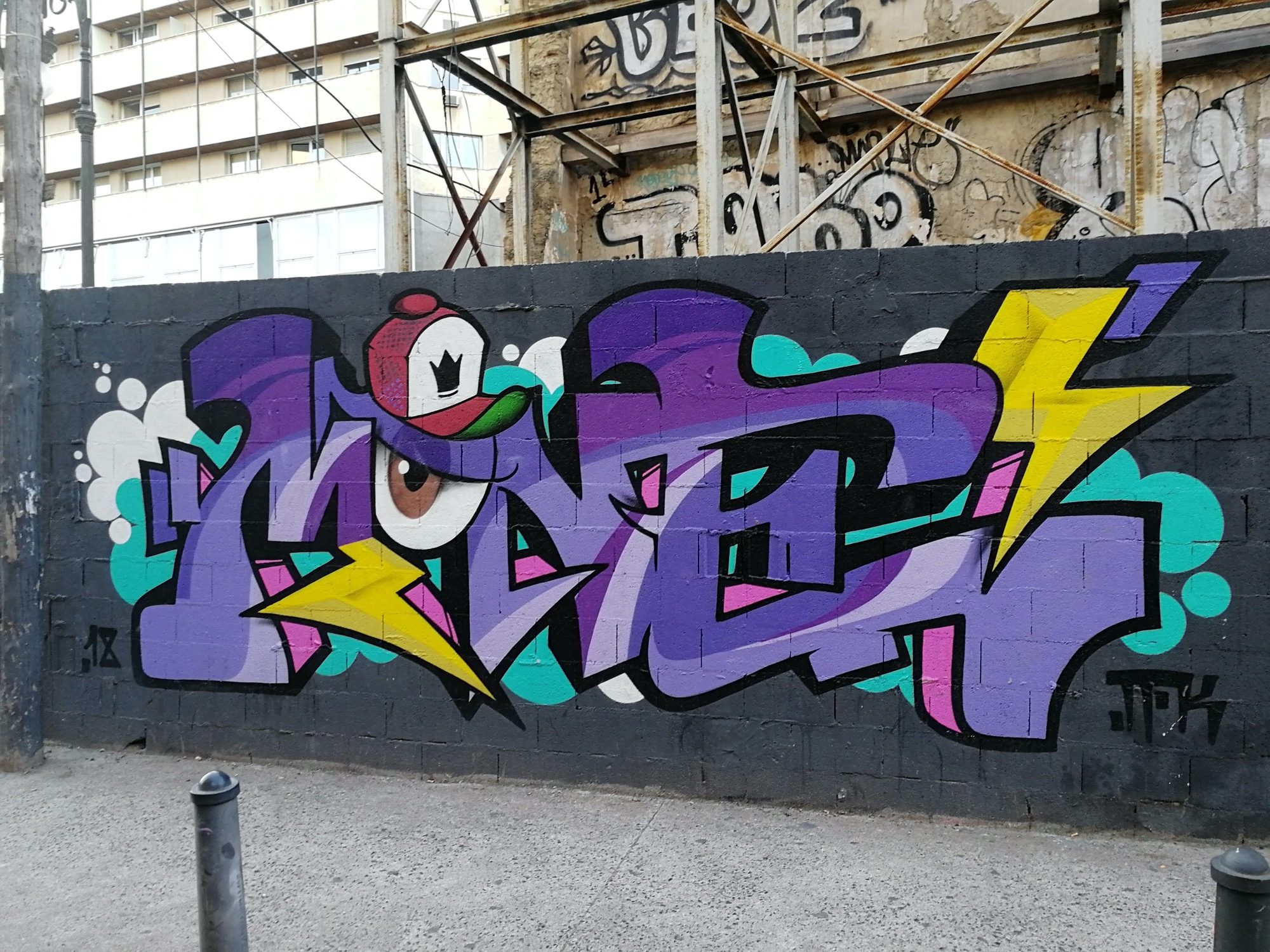 Lettrage violet à la tête d'oiseau — Street art à València