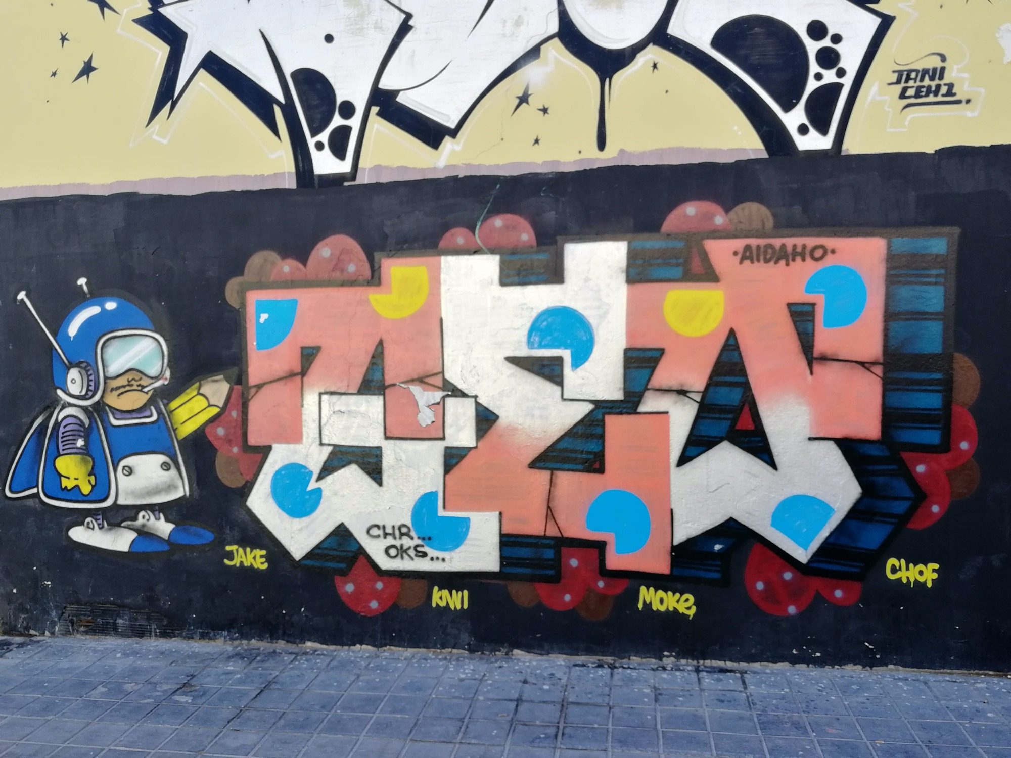 Astronaute robot et lettres géométriques Aidaho — Street art à València
