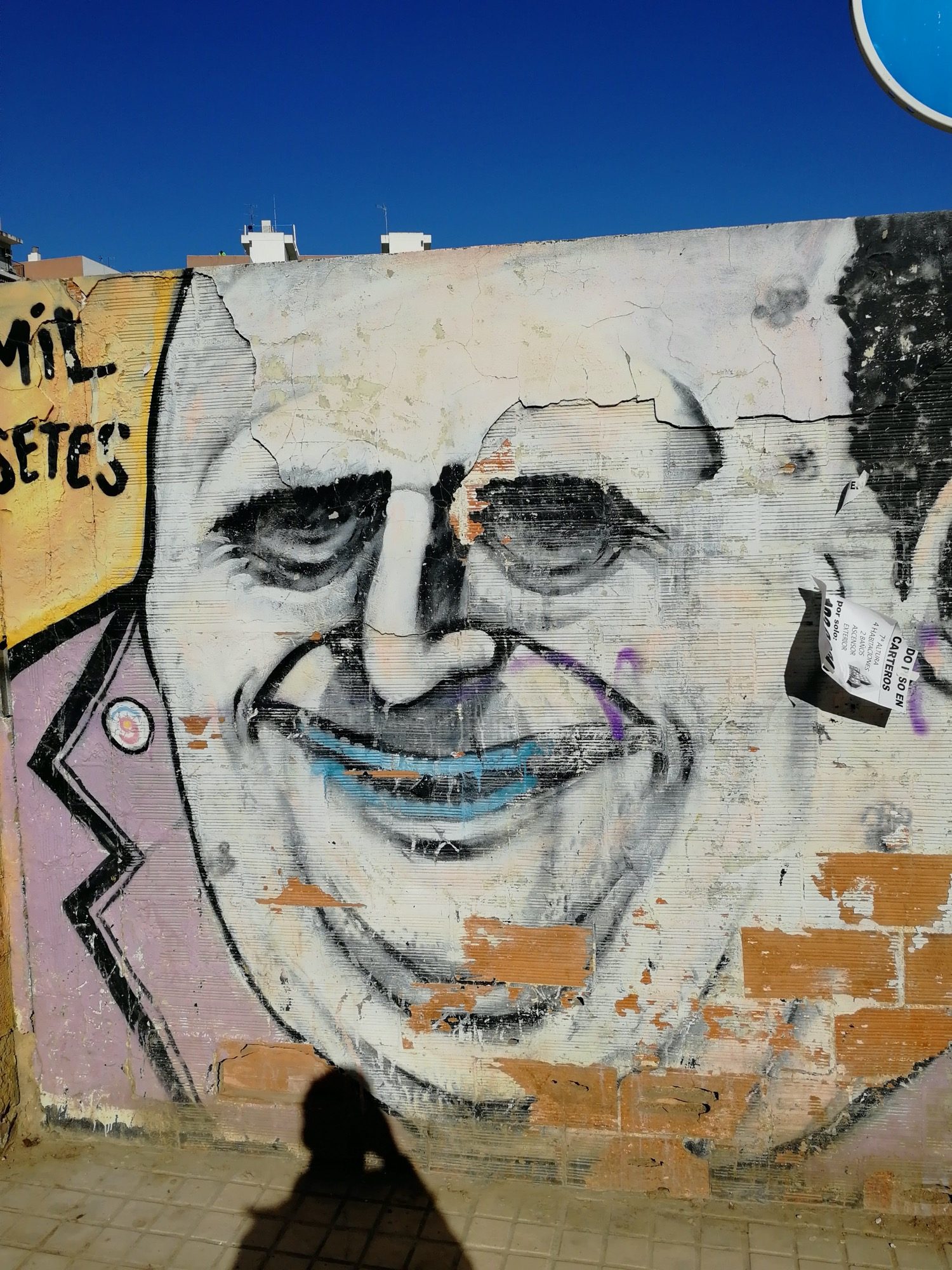 Smiling Man Portrait - Mil Pesetes — Street art in València