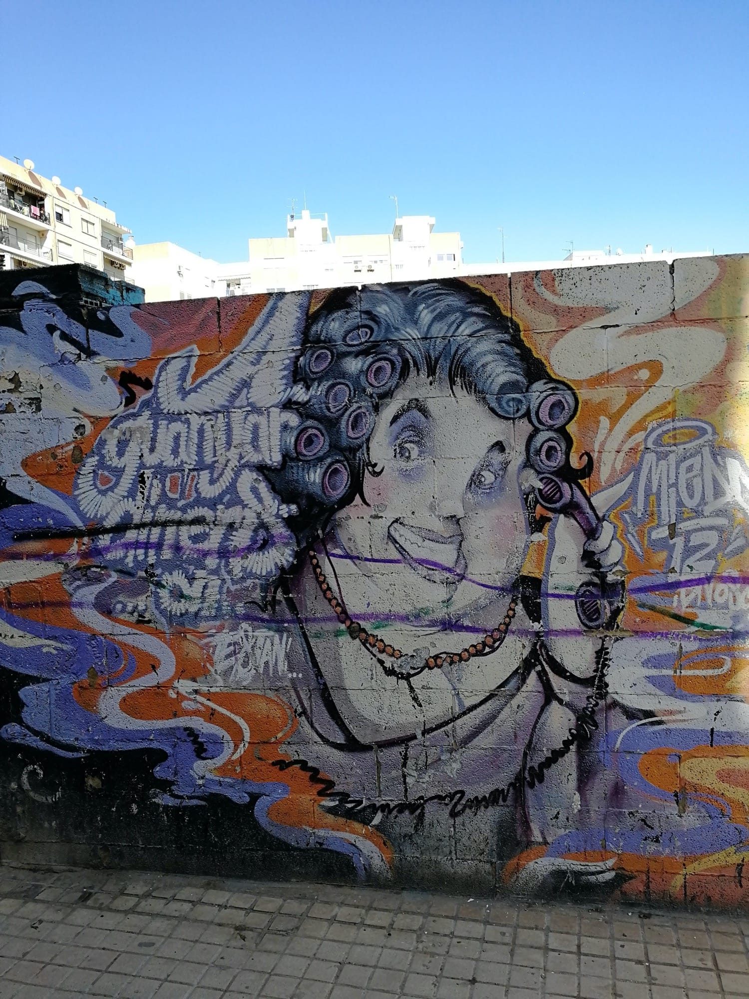 Femme aux bigoudis au téléphone — Street art à València