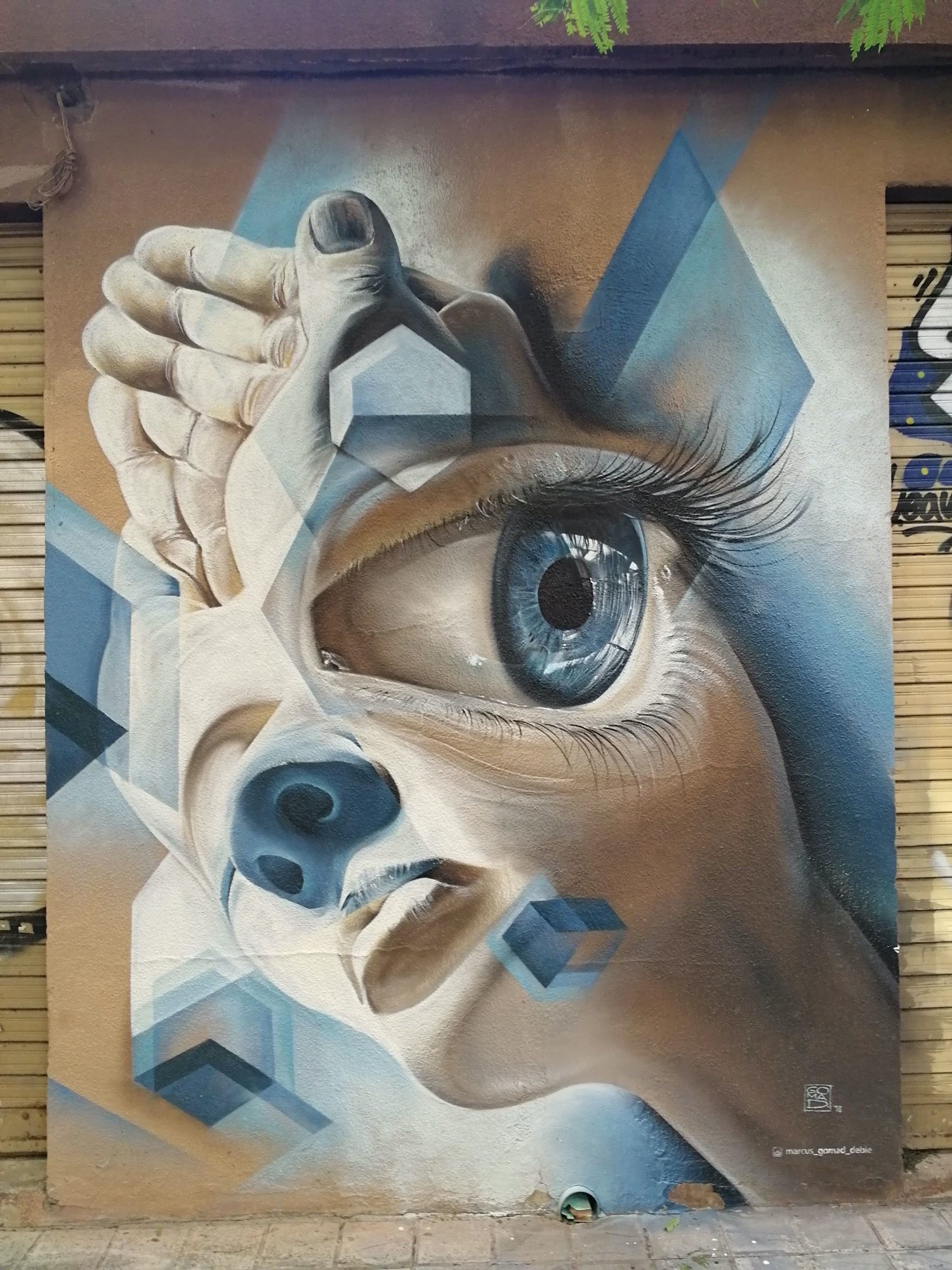 Hyperrealistic Eye and Geometric Shapes — Street art by Marcus GOMAD Debie in València