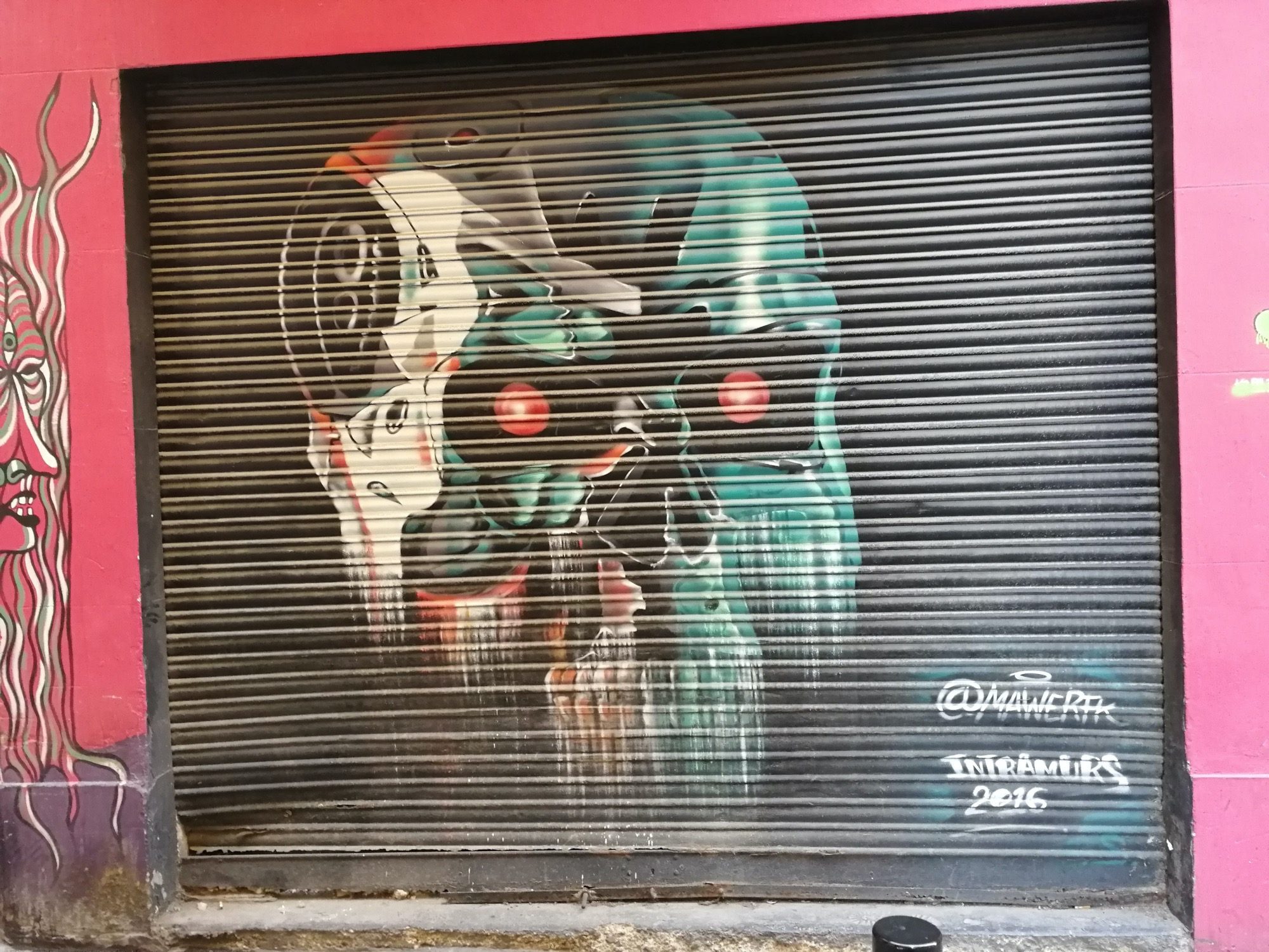 Terminator — crâne robotique sur rideau — Street art à València
