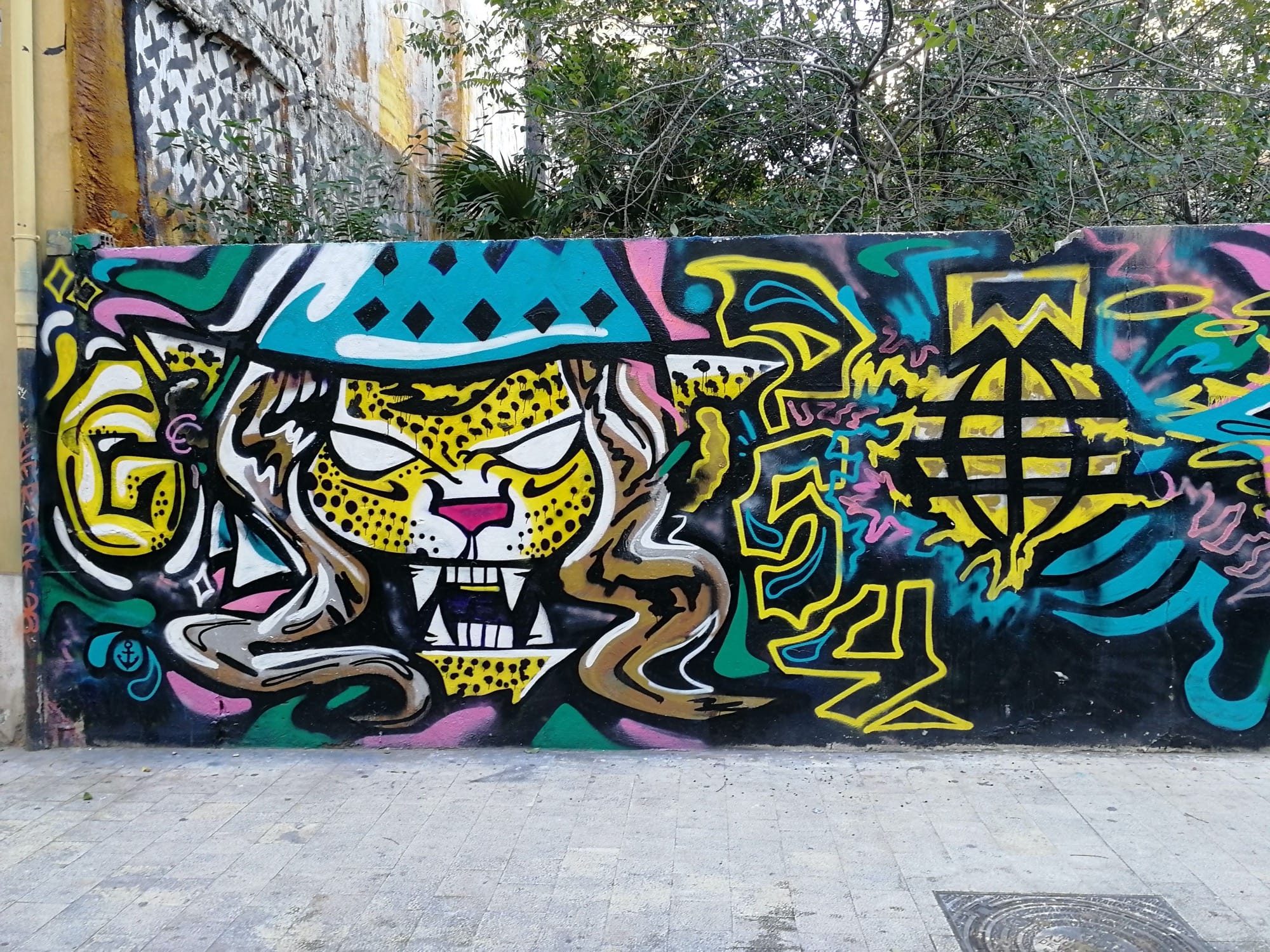 Hatted Jaguar and Globe Robot on Low Wall — Street art in València