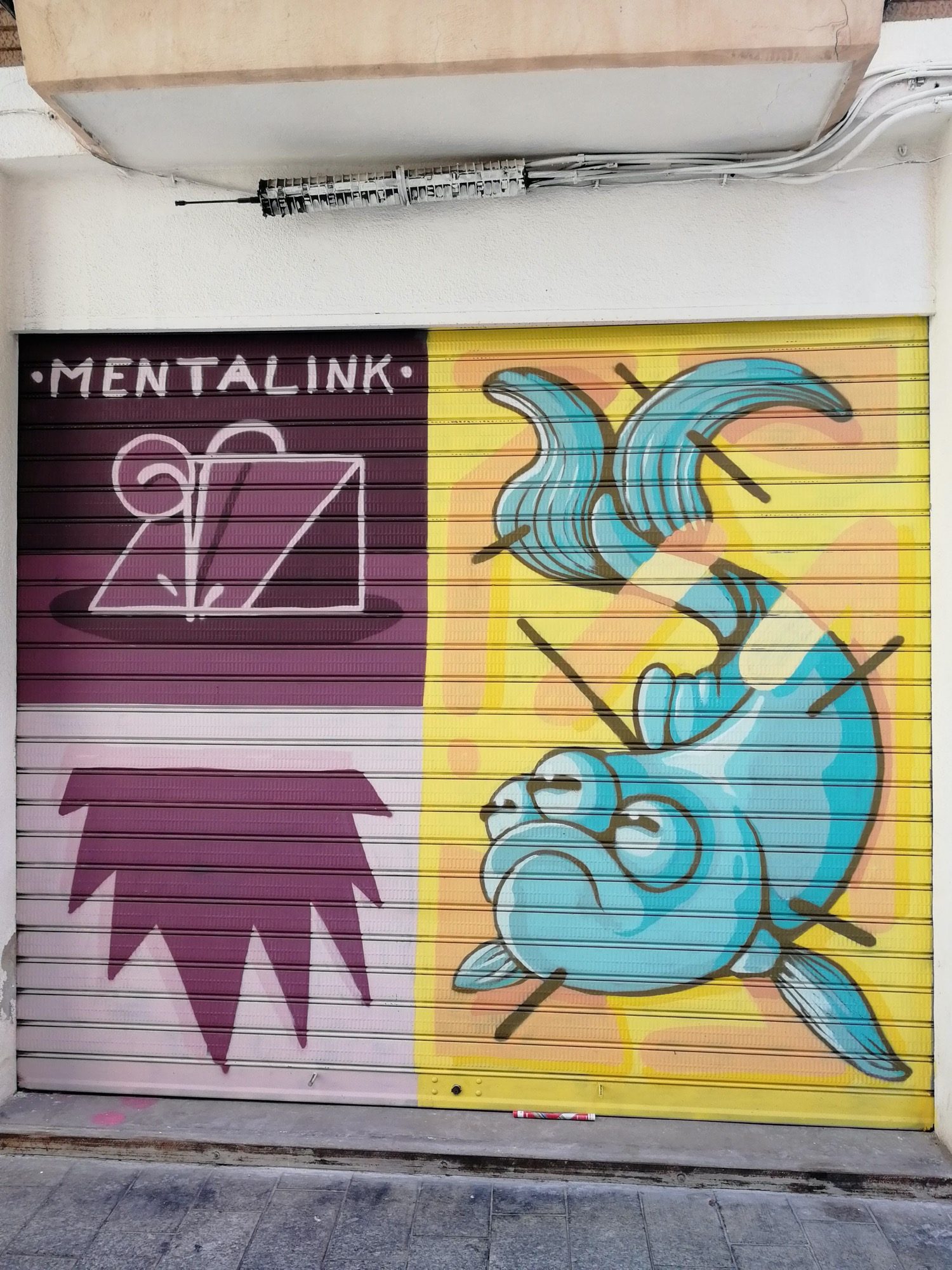 Rideau Mentalink - koi bleu et symbolique violette — Street art à València