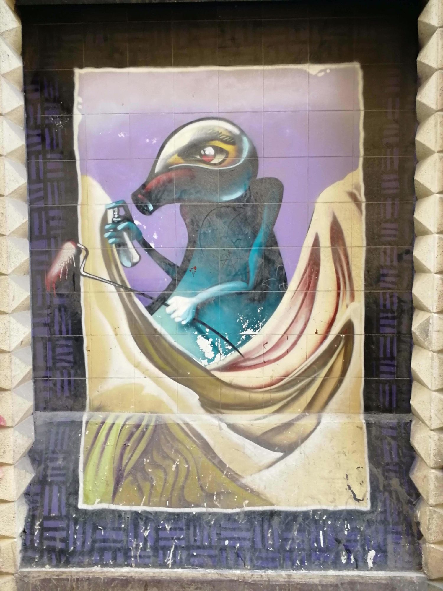 Oiseau-mutant au bec acéré — murale surréaliste — Street art à València