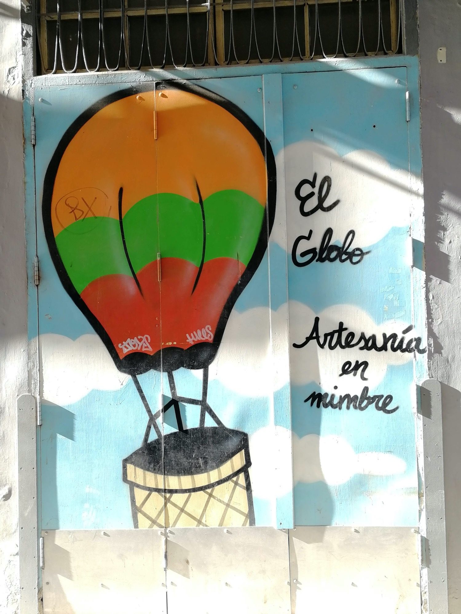 El Globo - montgolfière colorée, enseigne artisanale — Street art à València