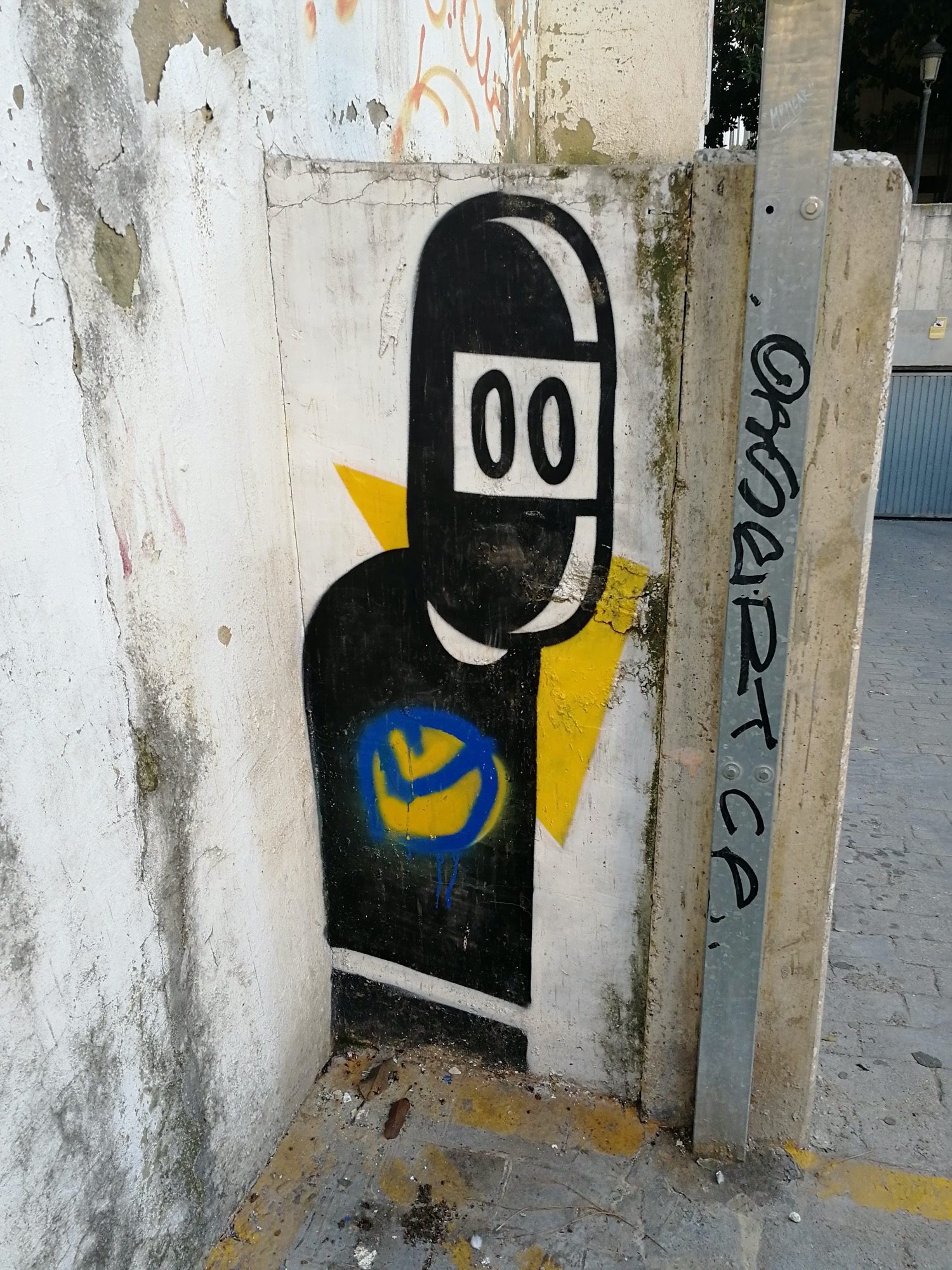 Figure noire robotique au smiley - David de Limon — Street art de David de Limon à València