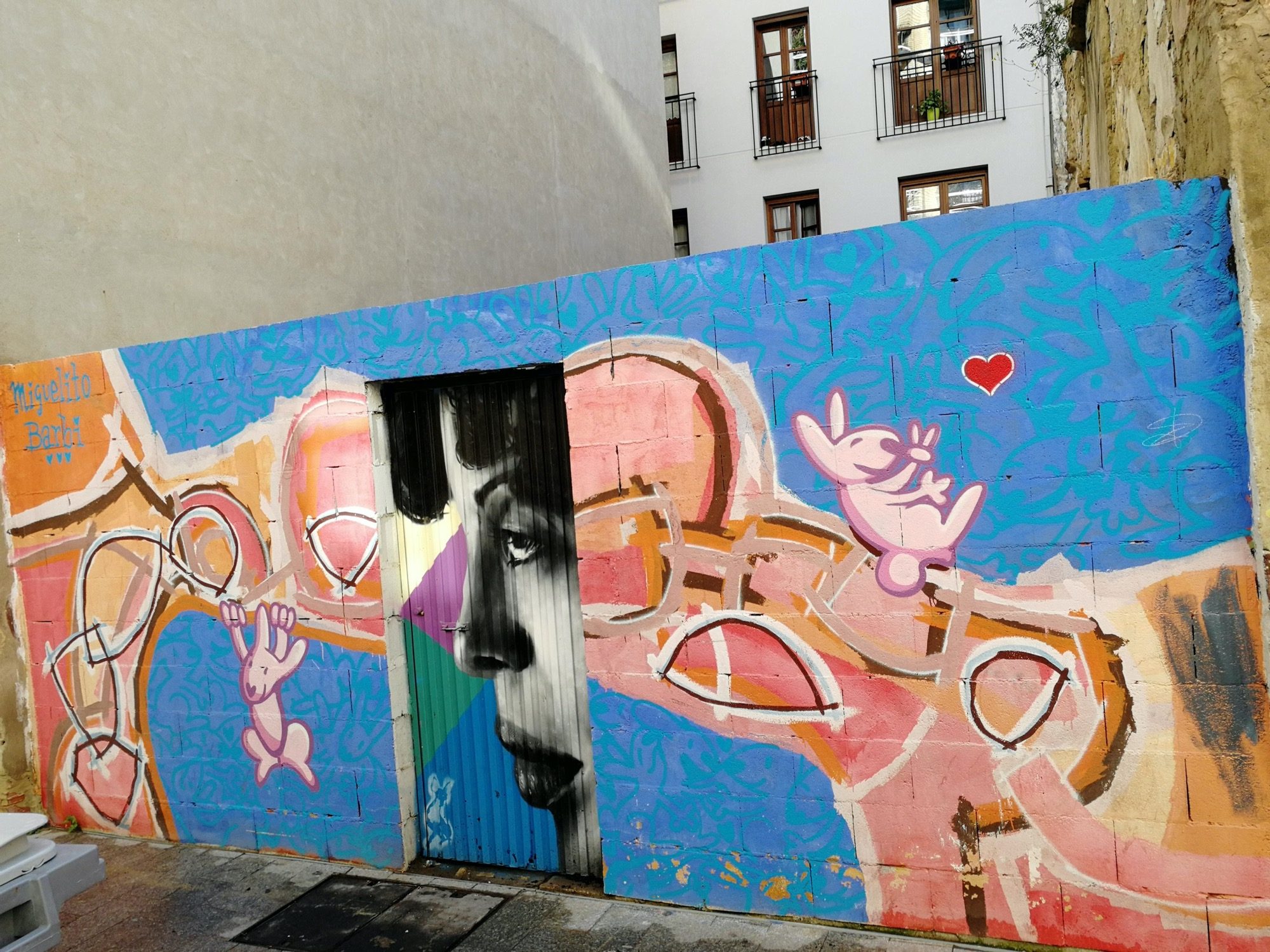Portrait photoréaliste et lapin rose - Xolaka et Barbi — Street art de Xolaka, Barbi à València