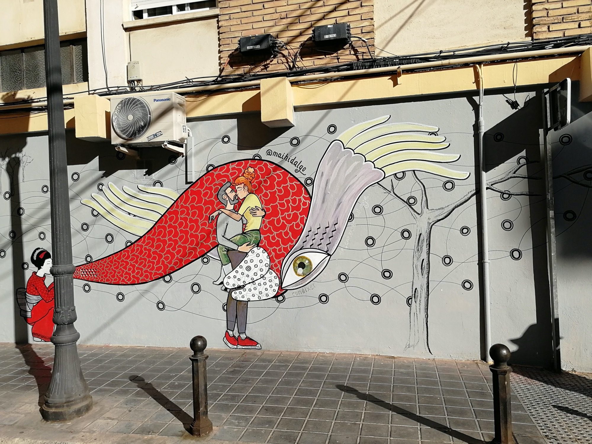 Femme au poisson rouge par Mai Hidalgo — Street art de Mai Hidalgo à València
