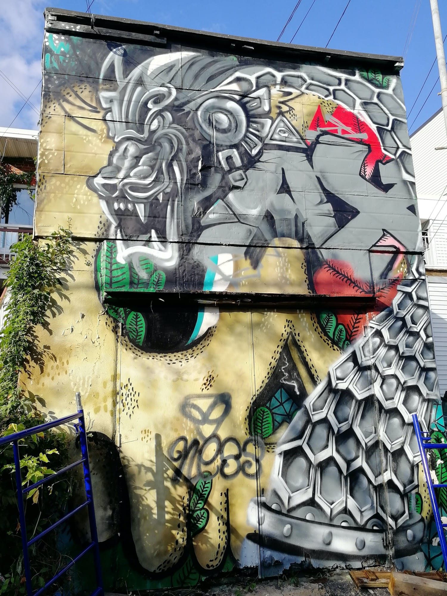 Monumental Geometric Face — Street art in Montréal