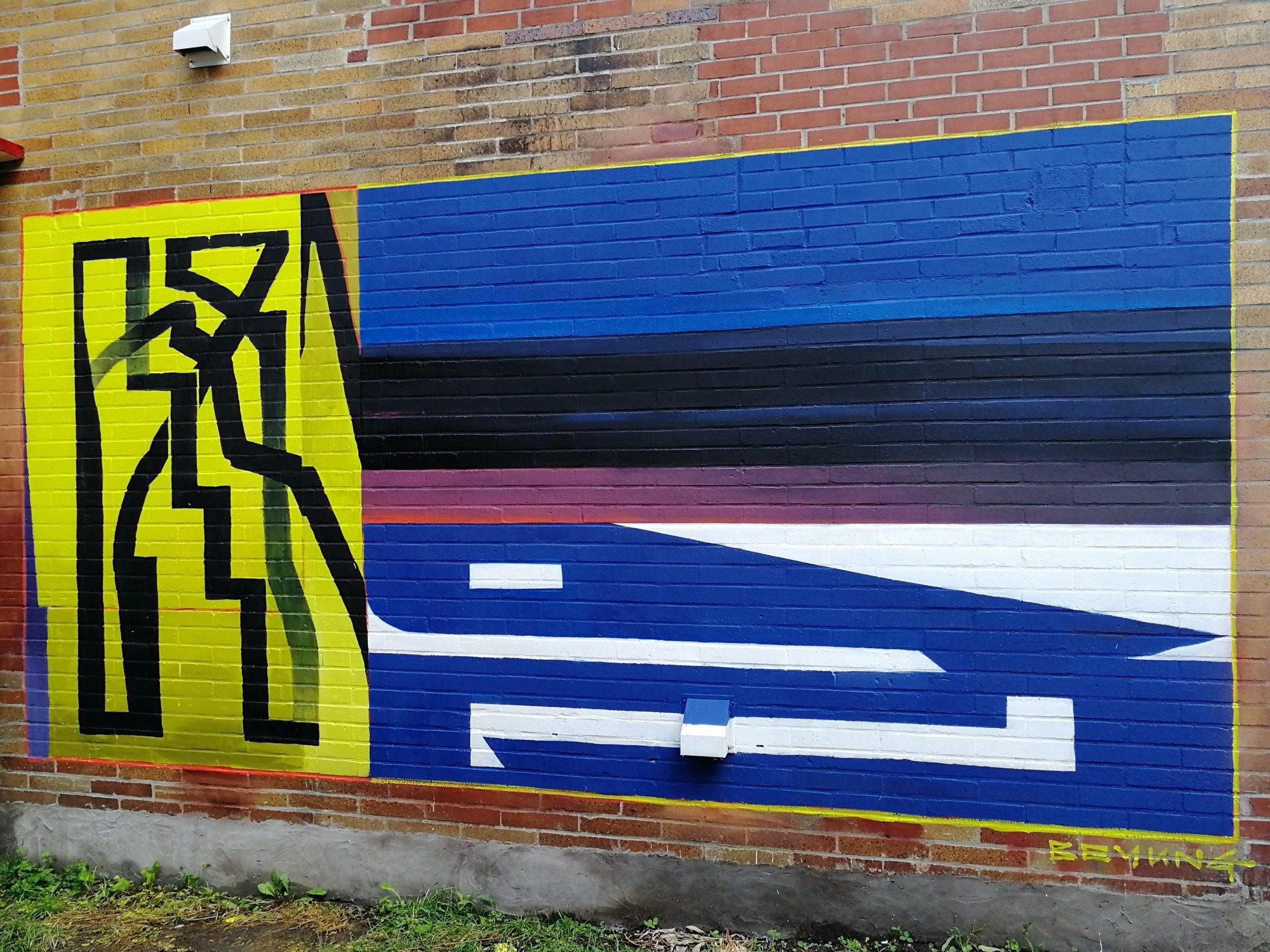 Minimalist Refined Geometric Composition — Street art in Montréal