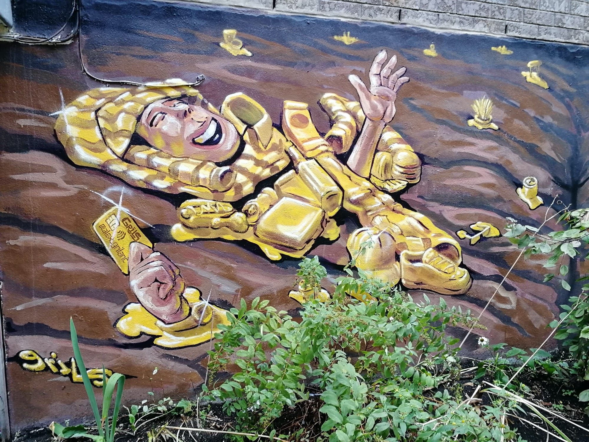The Golden Figure's Laugh — Street art in Montréal
