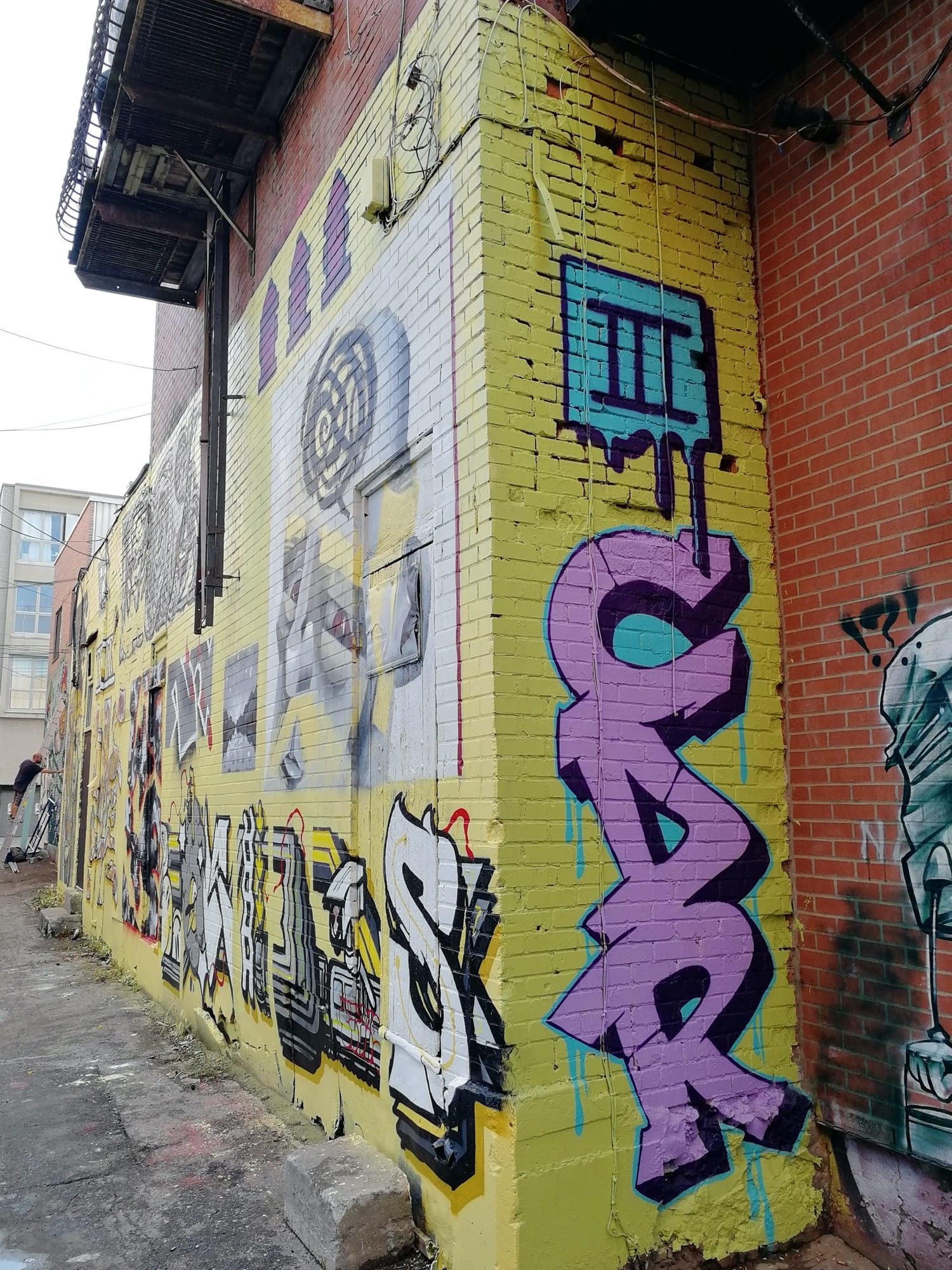 Lettrage lavande à l'angle — Street art à Montréal